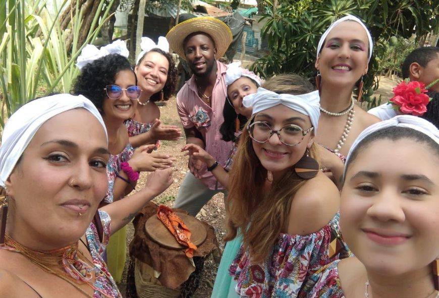 Siete mujeres y un hombre se toman una selfie.