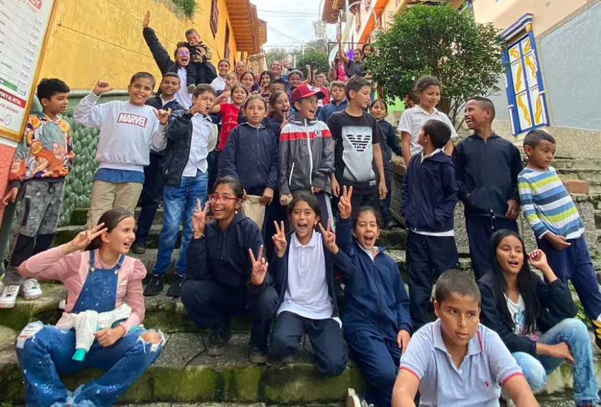 Grupo de niños mirando de frente a la cámara en una de las escalas tradicionales de Jericó, Antioquia.