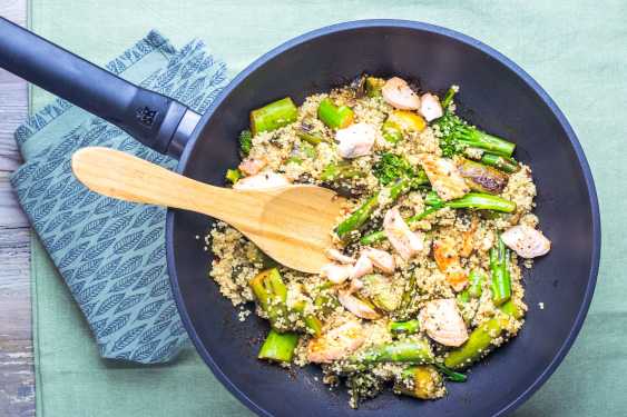 Roerbak van quinoa, asperges en zalm door Fitfoodforty