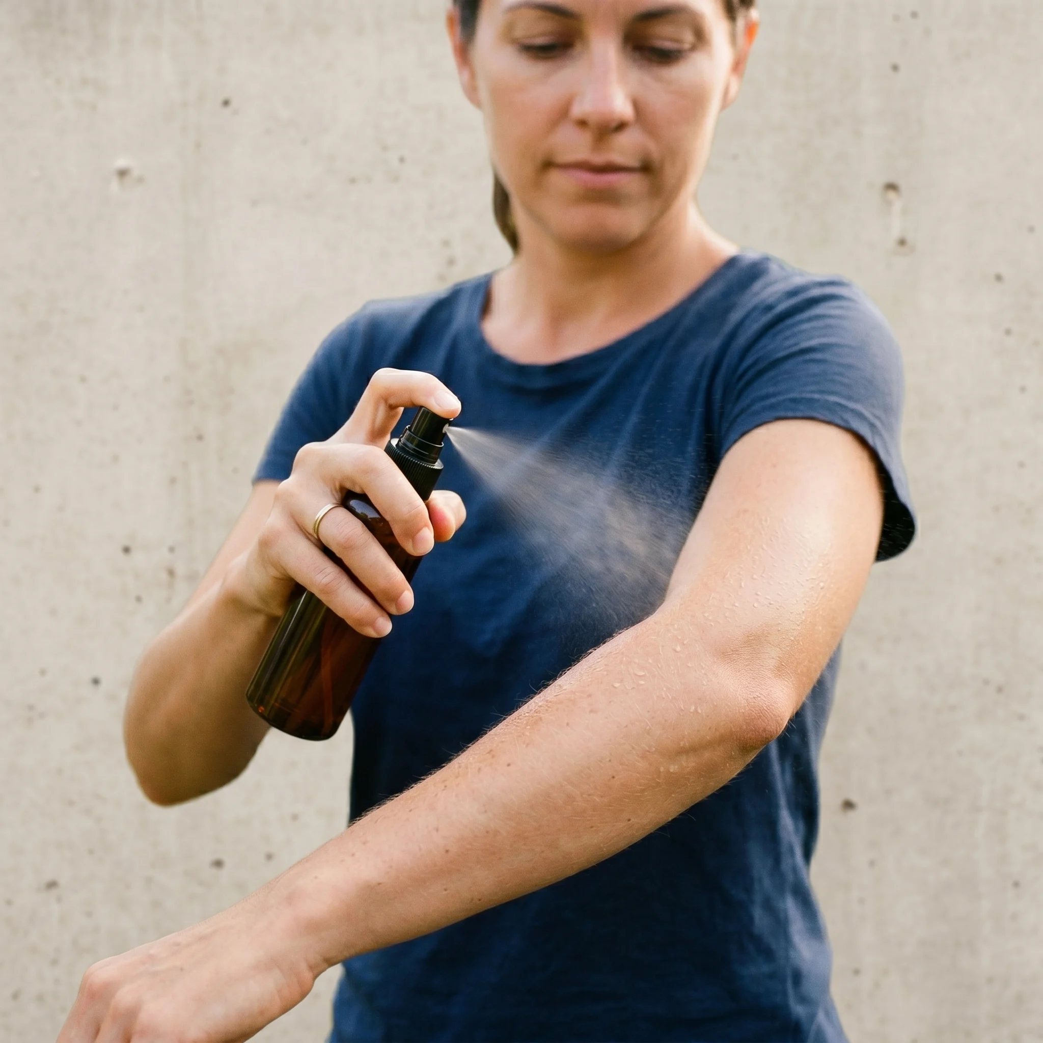 Donna applica repellente spray