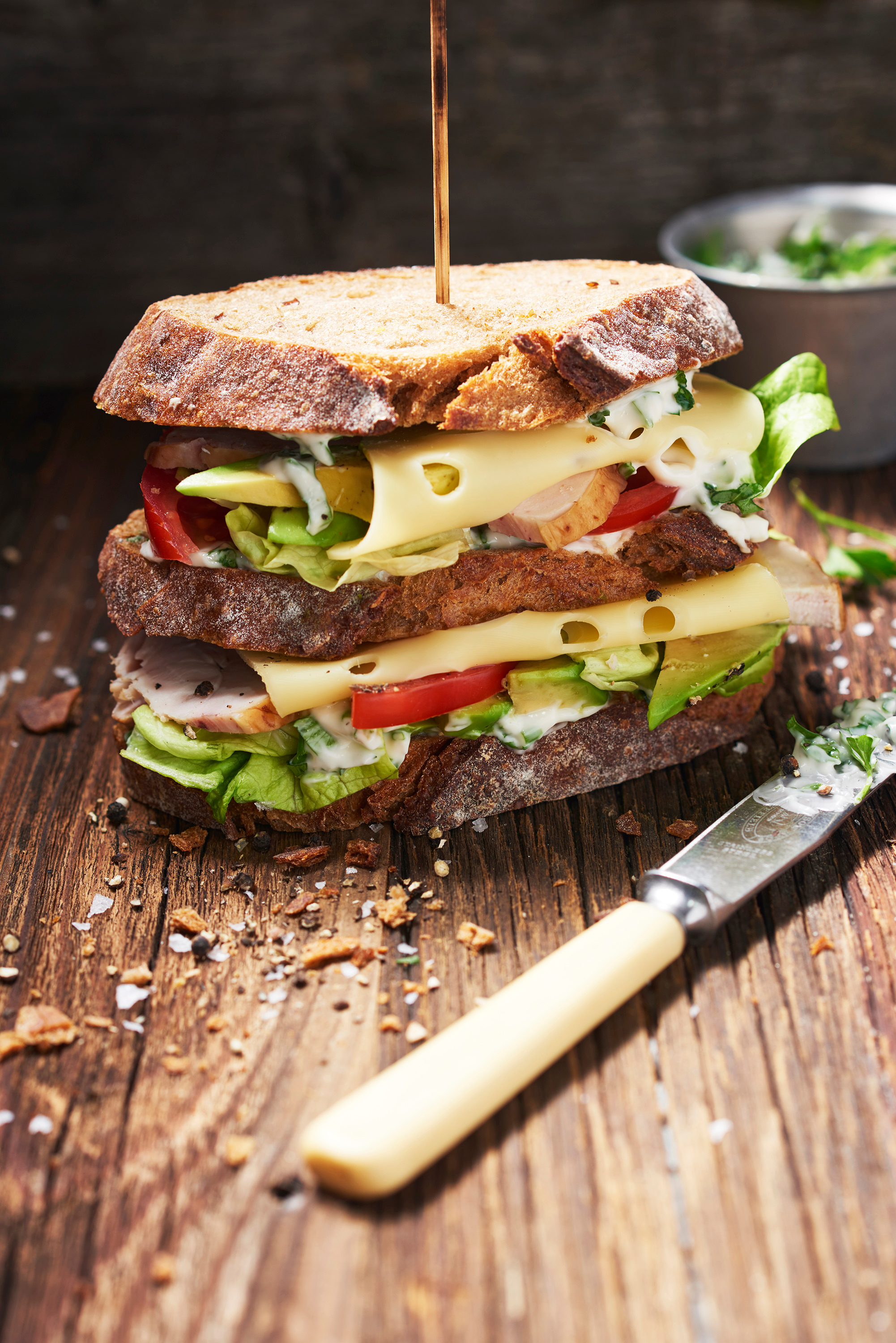 Sandwich mit Avocado, Pouletbrust und Kräutermayonnaise
