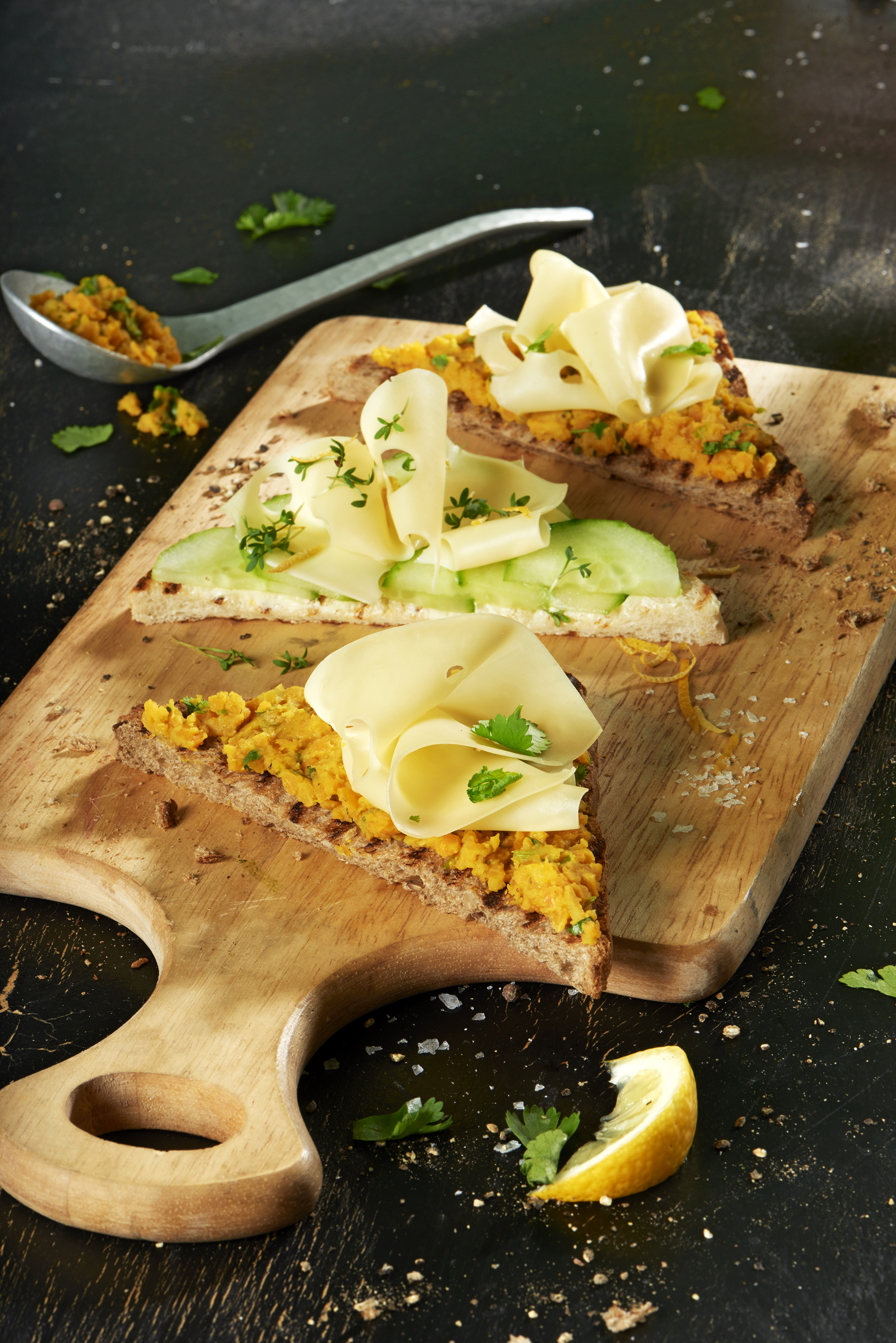 Sandwichs au concombre et au fromage et toasts aux graines avec tartinade aux lentilles rouges