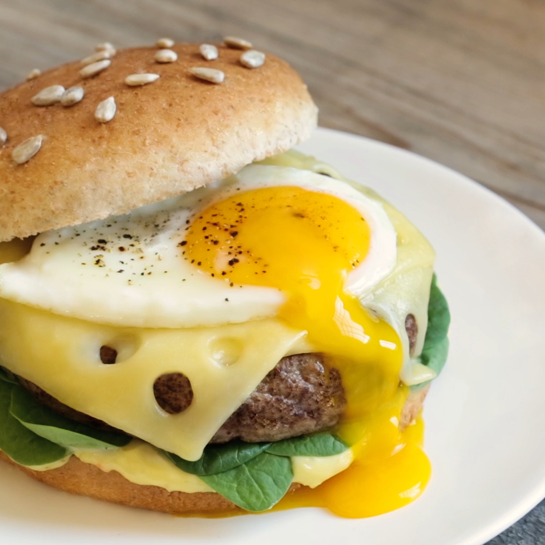 Burger mit Spiegelei und Käse