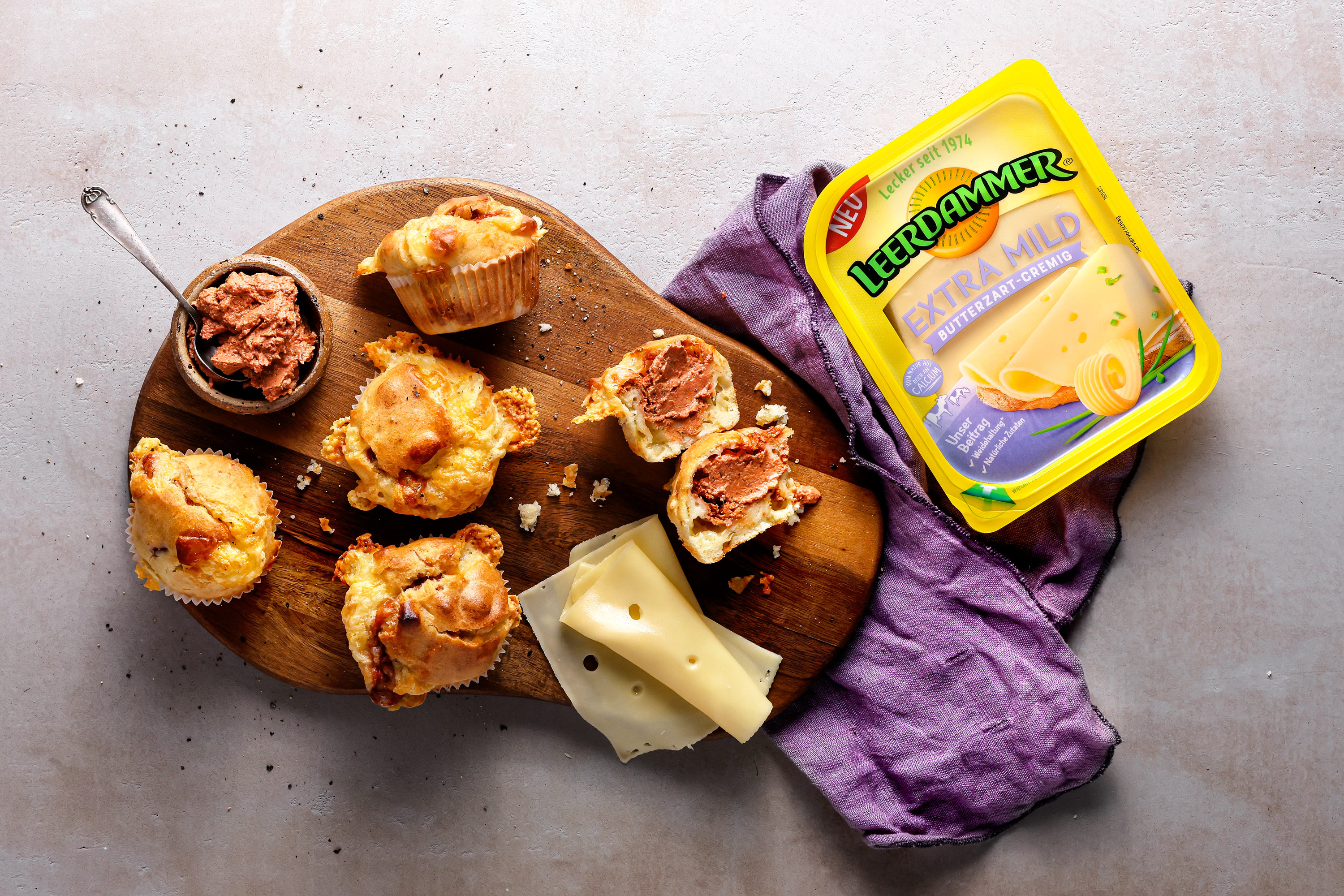 Muffin al formaggio con ripieno cremoso di pomodoro