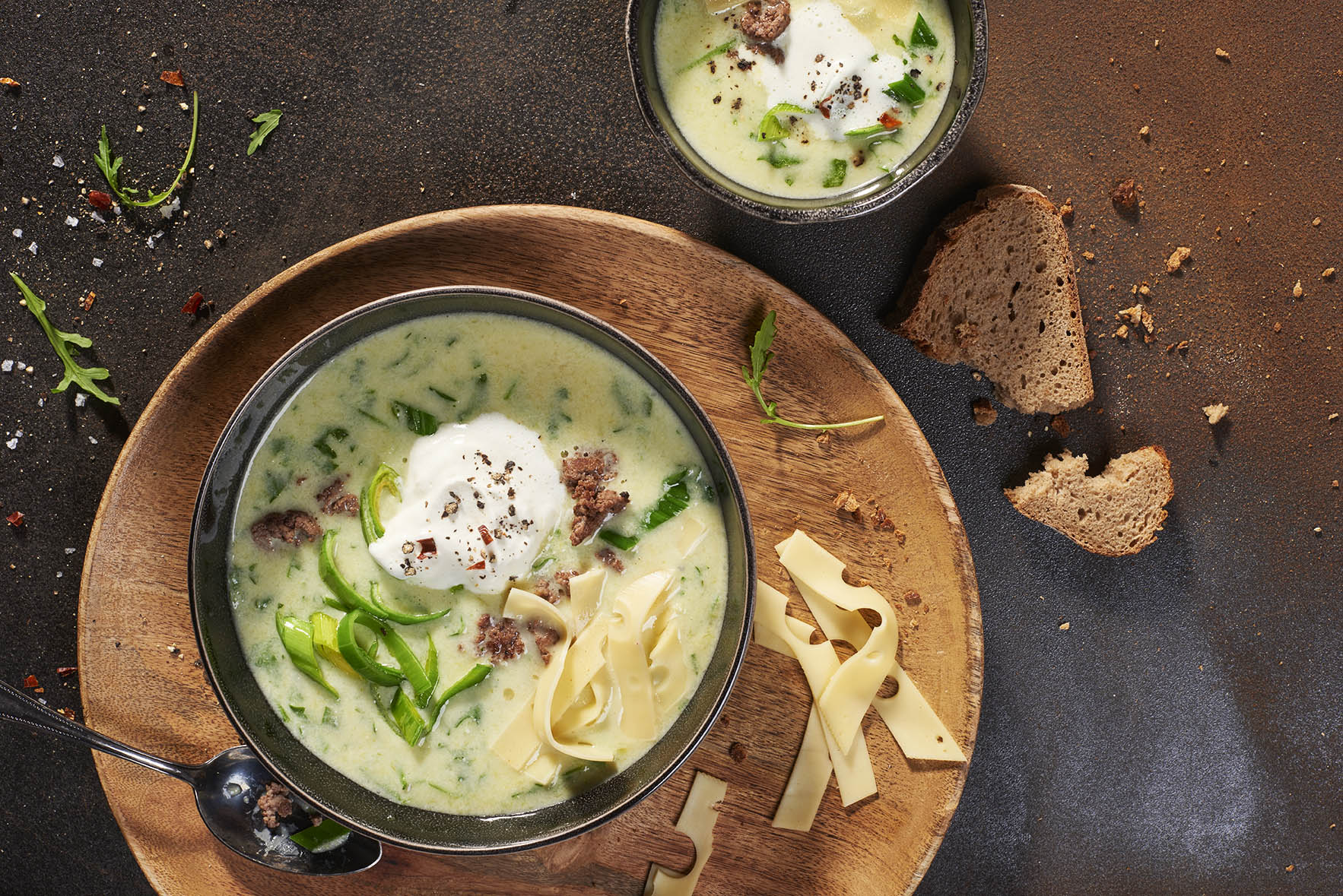 Porreesuppe mit pfeffriger Sahnehaube