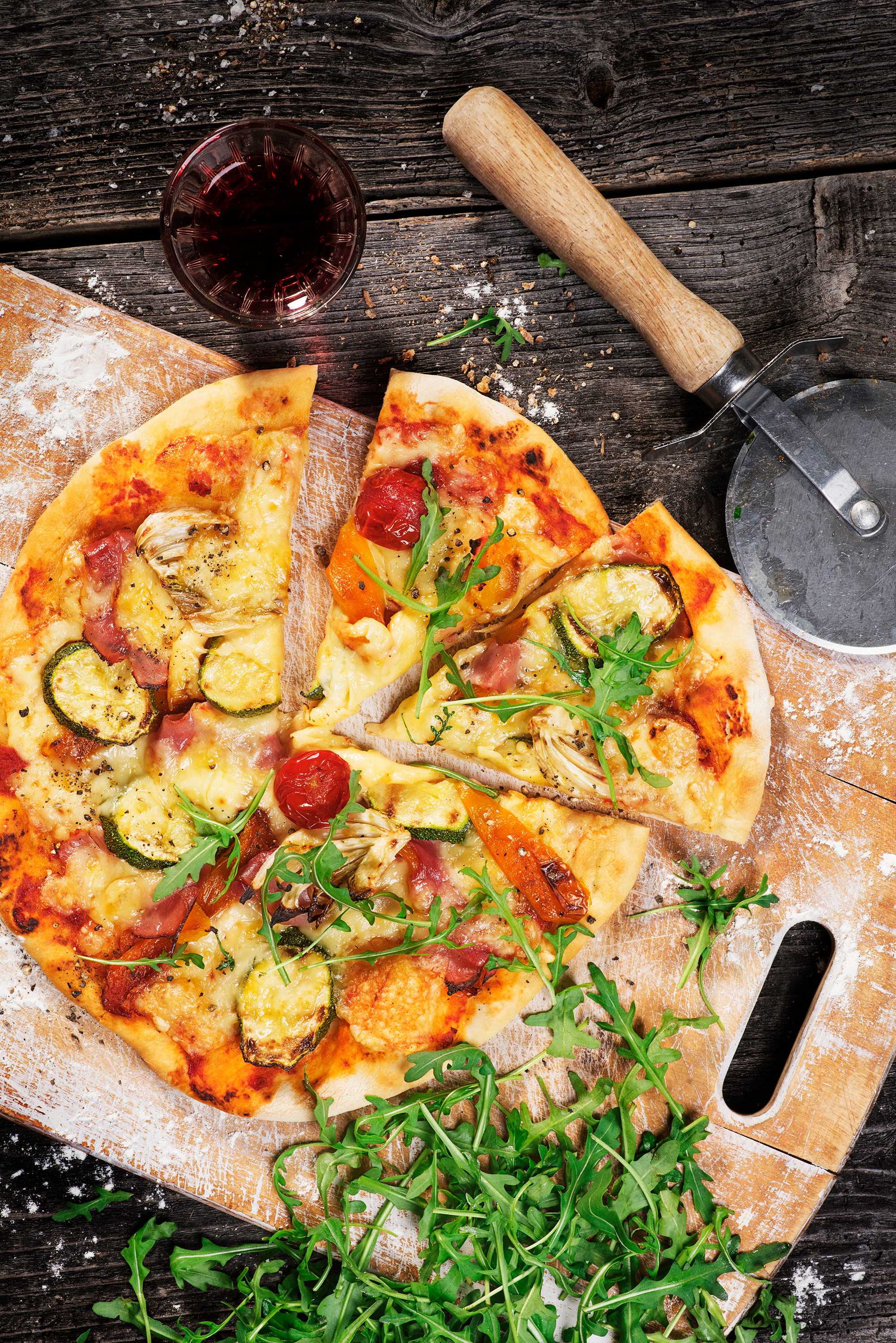 Vegetarische Tomaten und Leerdammer Pizza