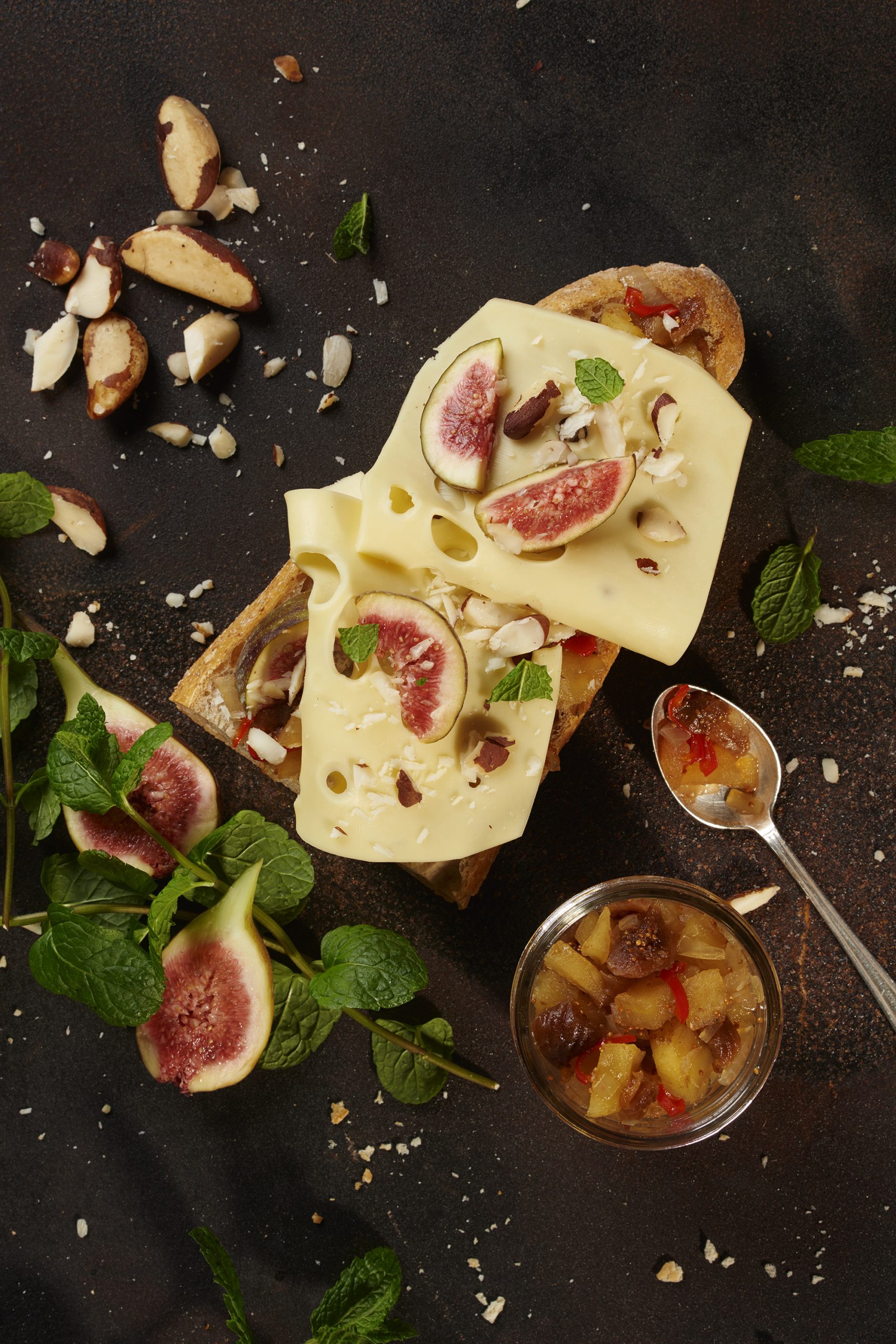 Käsebaguette mit Apfel-Feigen-Chutney, frischen Feigen und Paranüssen