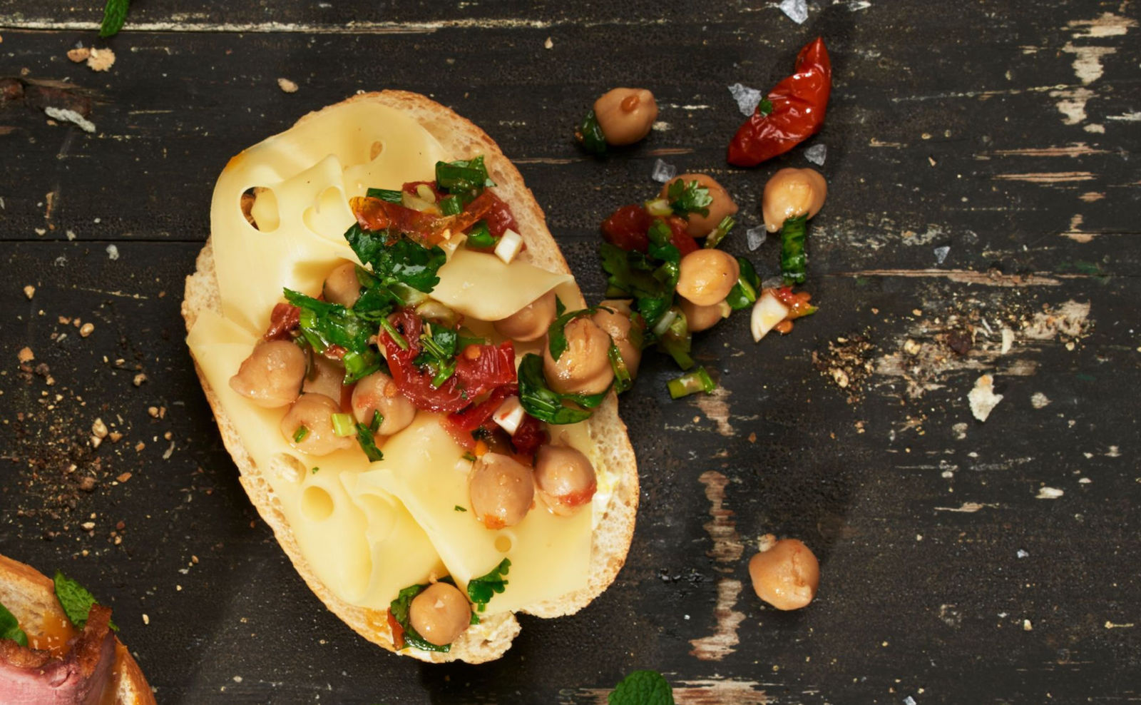 Pane al formaggio con insalata di ceci e pomodori