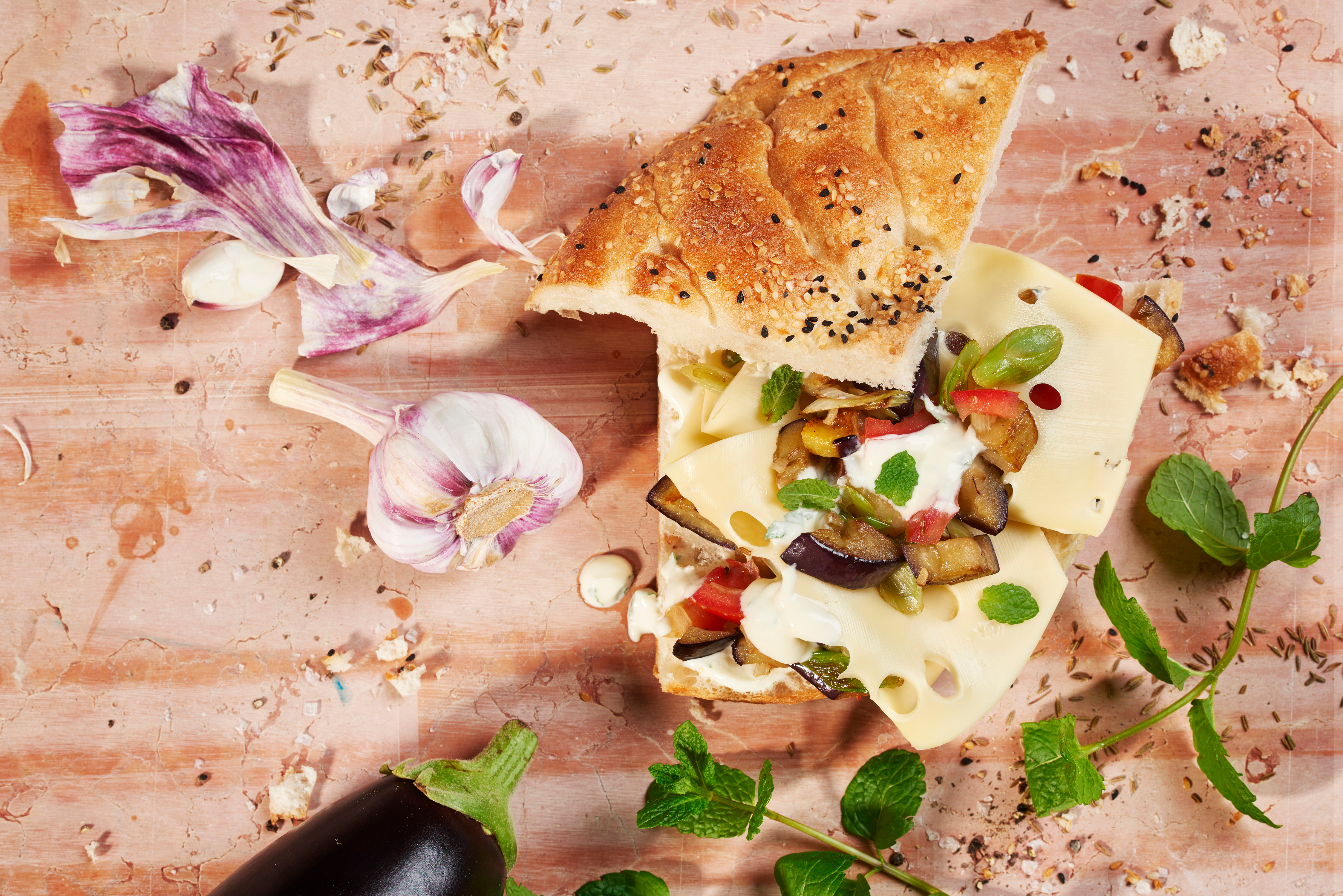 Käse-Fladenbrot mit gebratener Aubergine, Tomate und Minzjoghurt
