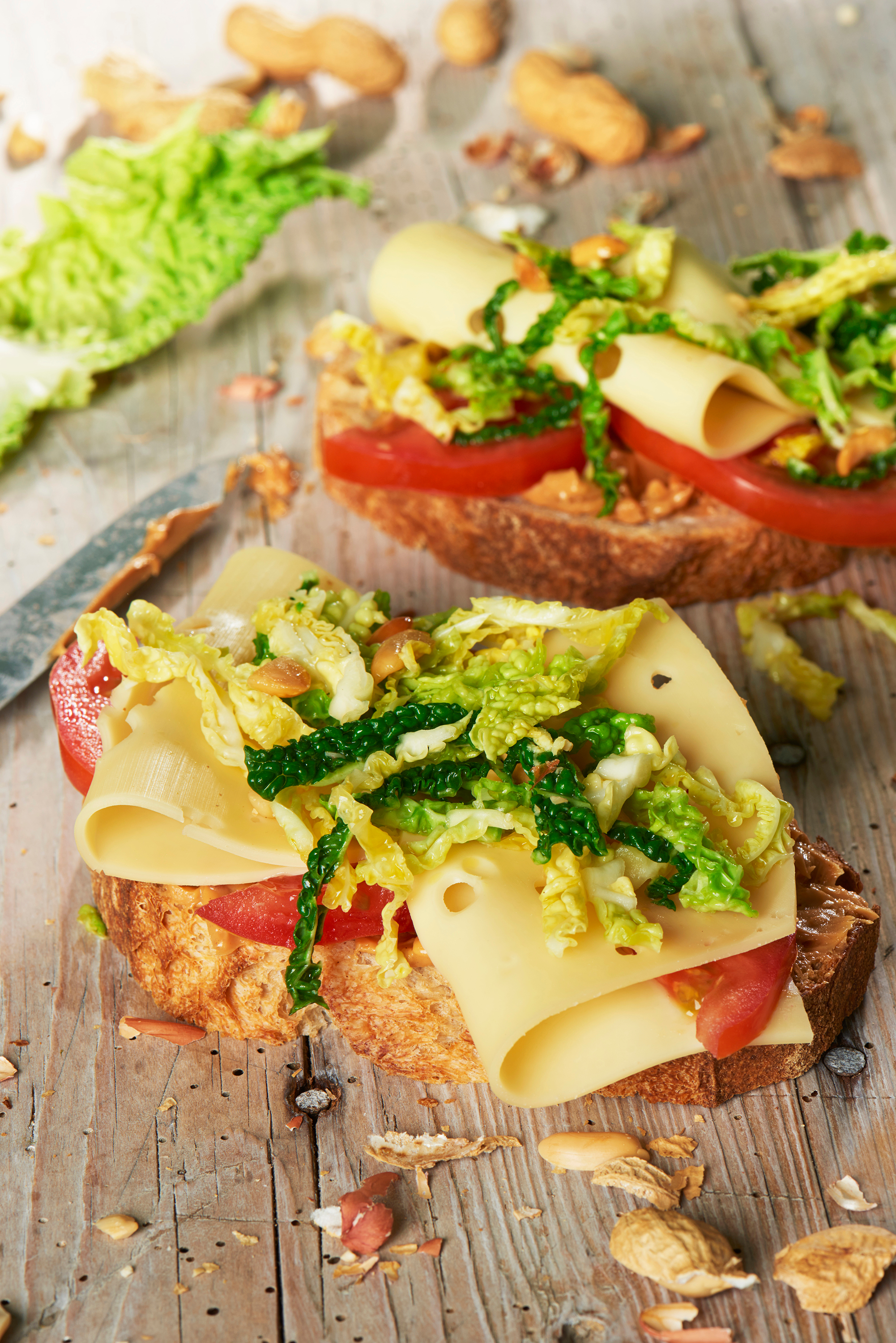 Käsebrot mit Wirsing und Nüssen