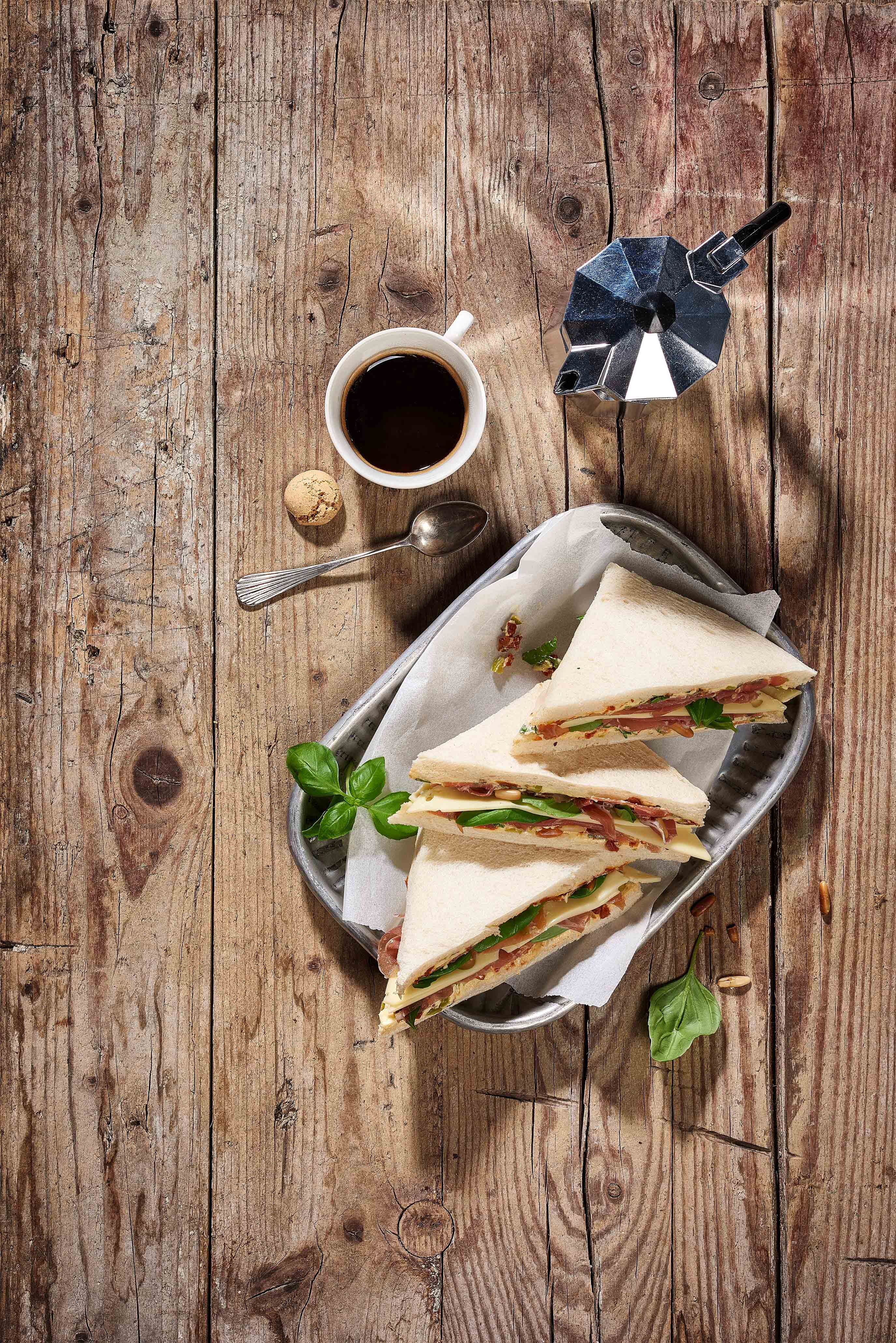 Tramezzini mit Tomaten-Oliven-Butter und Parmaschinken