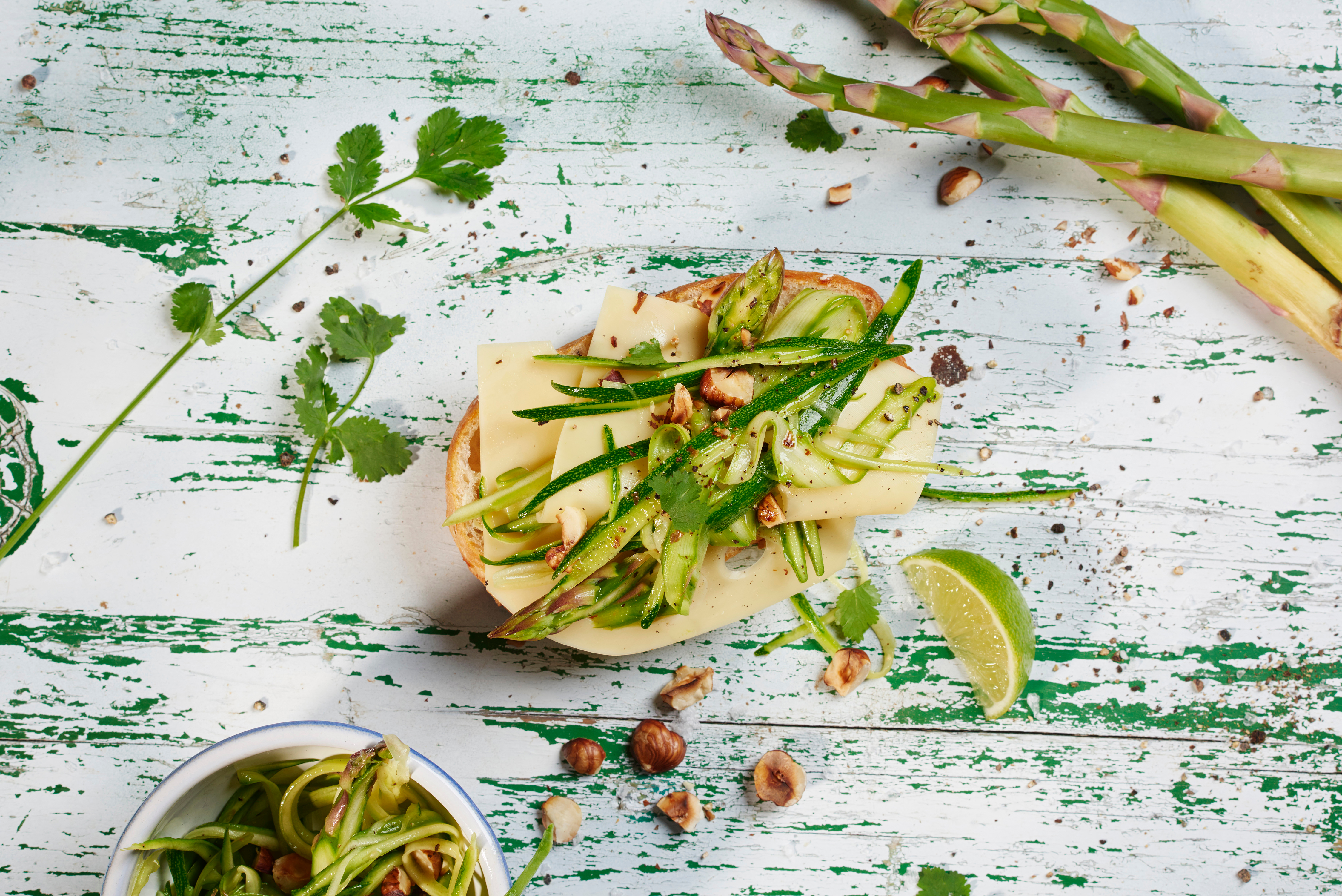 Pain au fromage et salade d’asperges et courgette aux noisettes