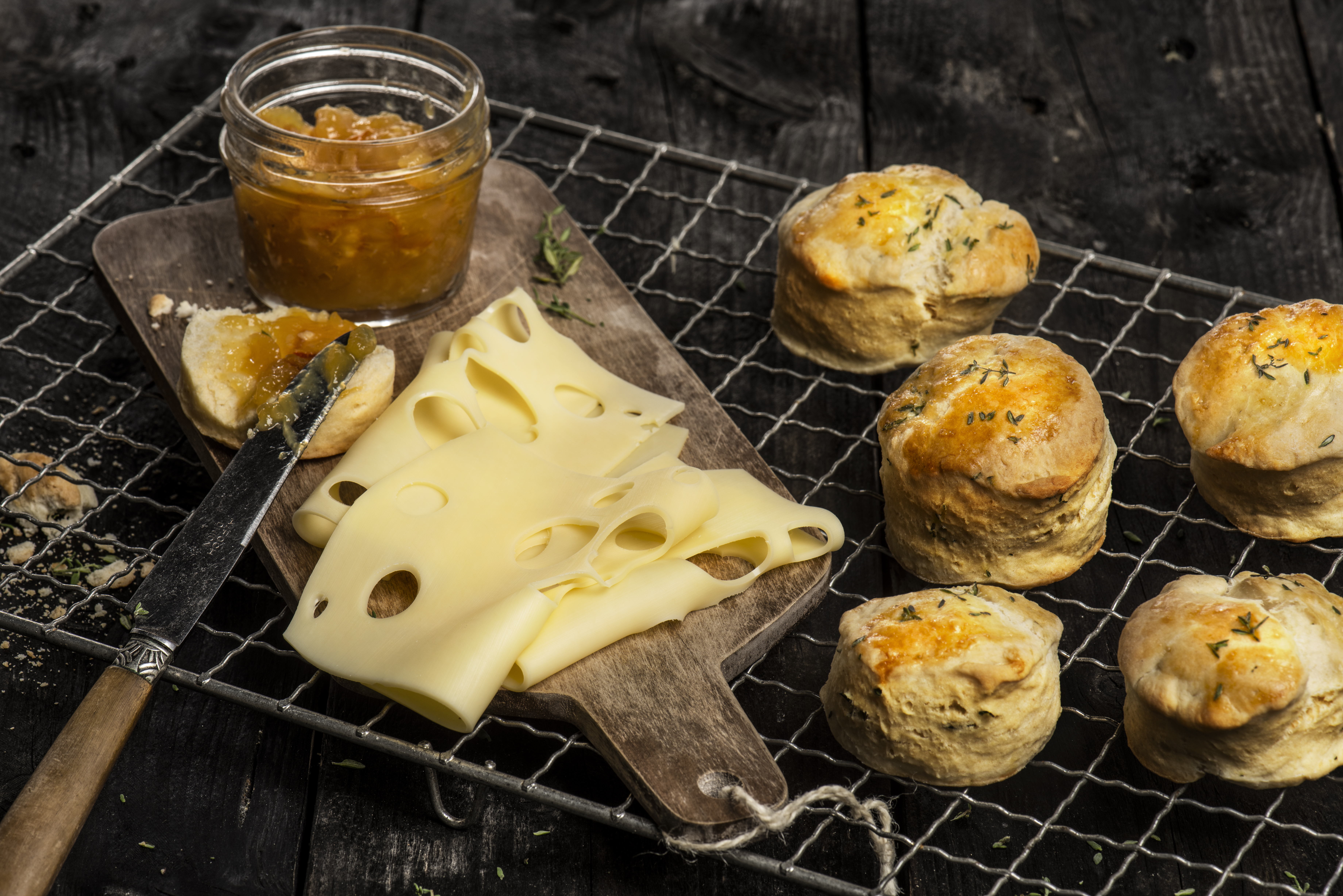 Thymian-Scones mit Mandarinenmarmelade und Käse
