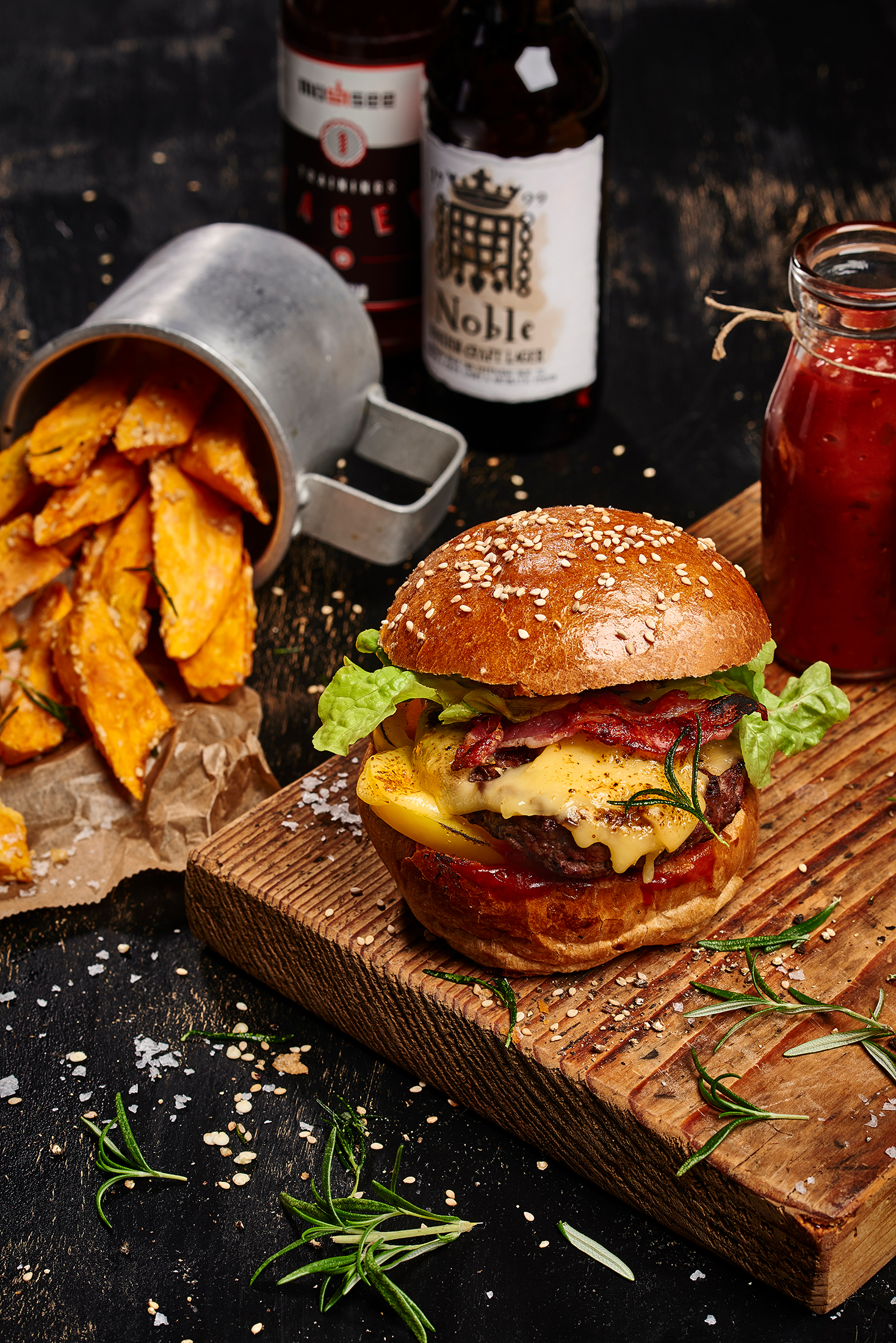Burger mit Süsskartoffel-Fries