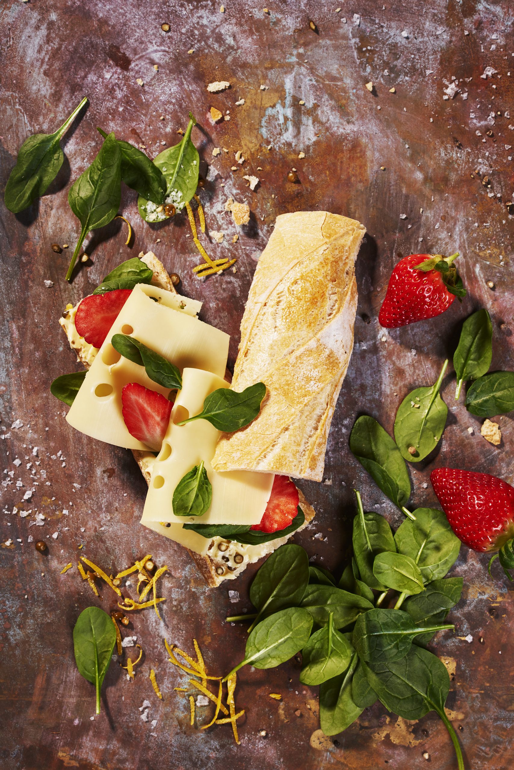 Käsebaguette mit Grüner-Pfeffer-Butter, Babyspinat und Erdbeeren