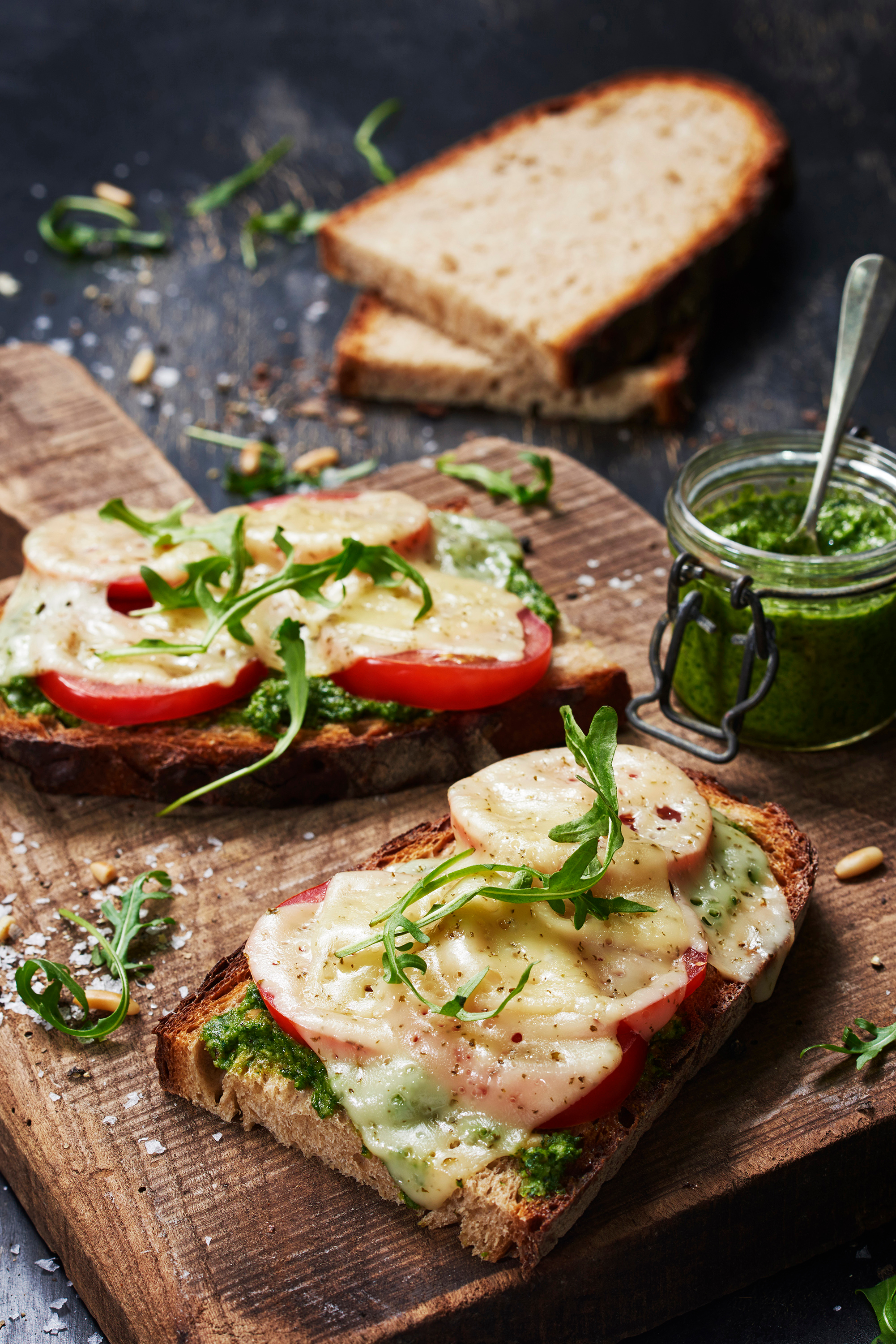 Mediterranes Ofenbrot mit Tomate und Käse