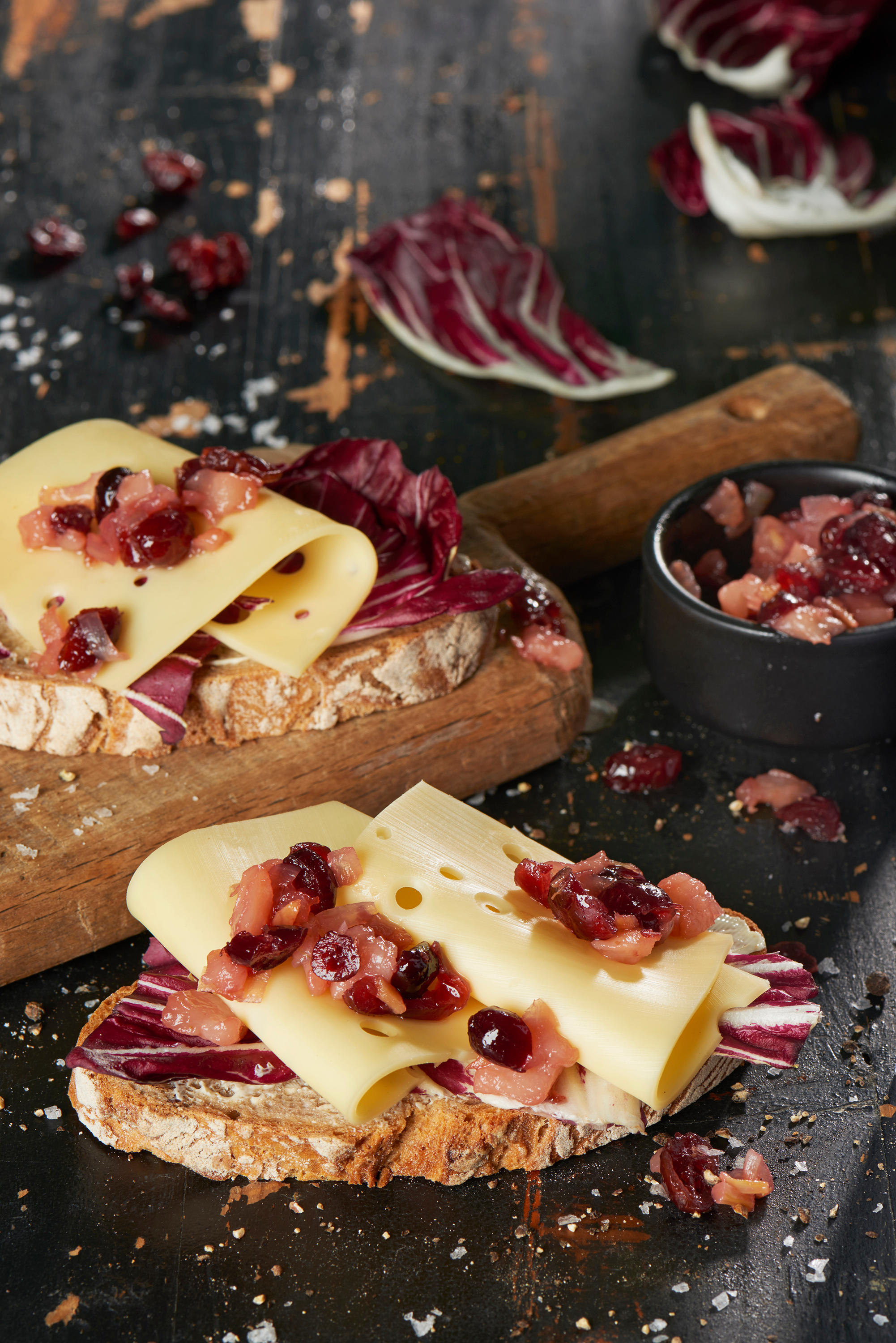 Käsebrot mit Radicchio und Birnen-Cranberry-Chutney
