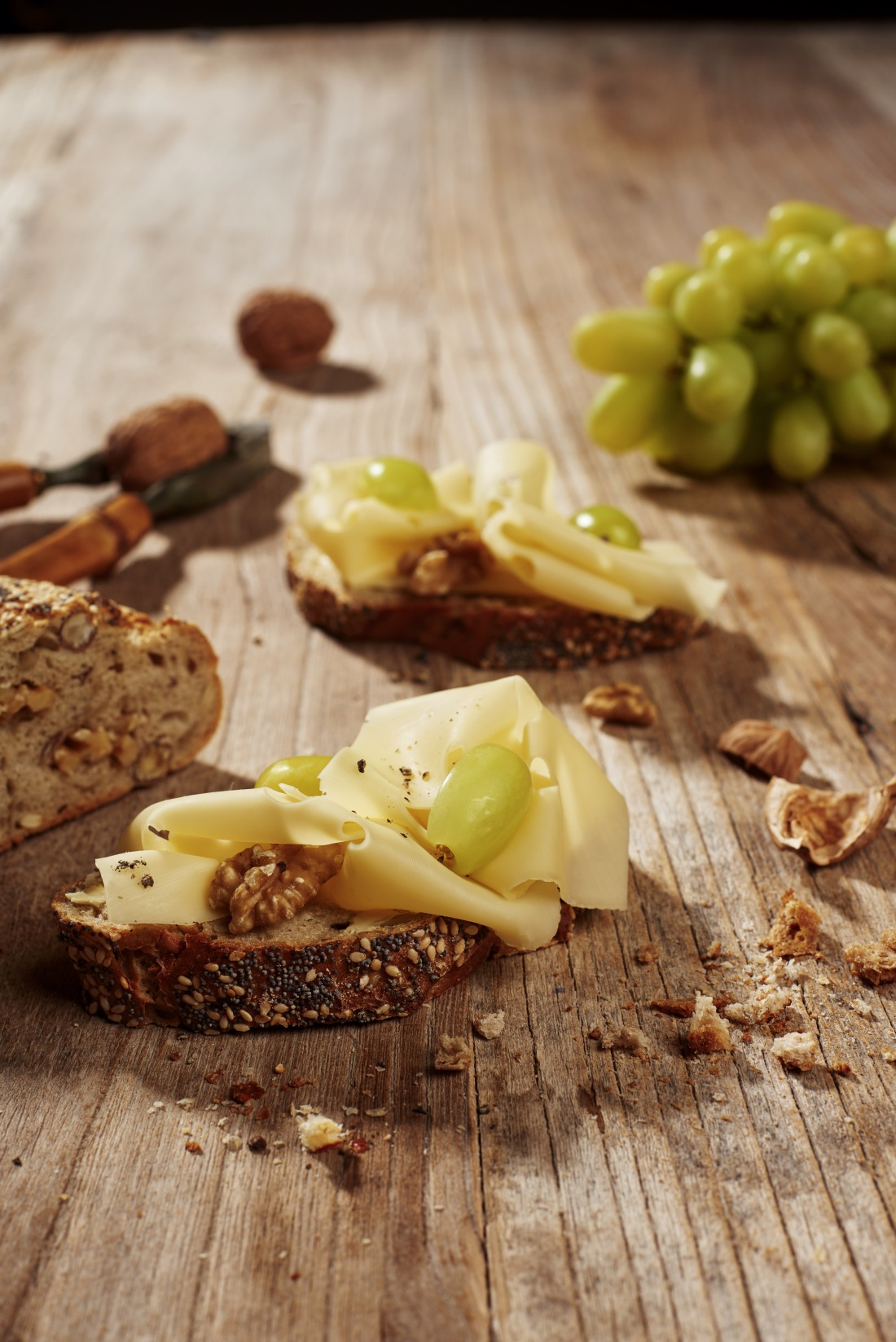 Kürbiskern-Käsebrot mit panierter Pouletbrust, Trauben und Nüsslisalat