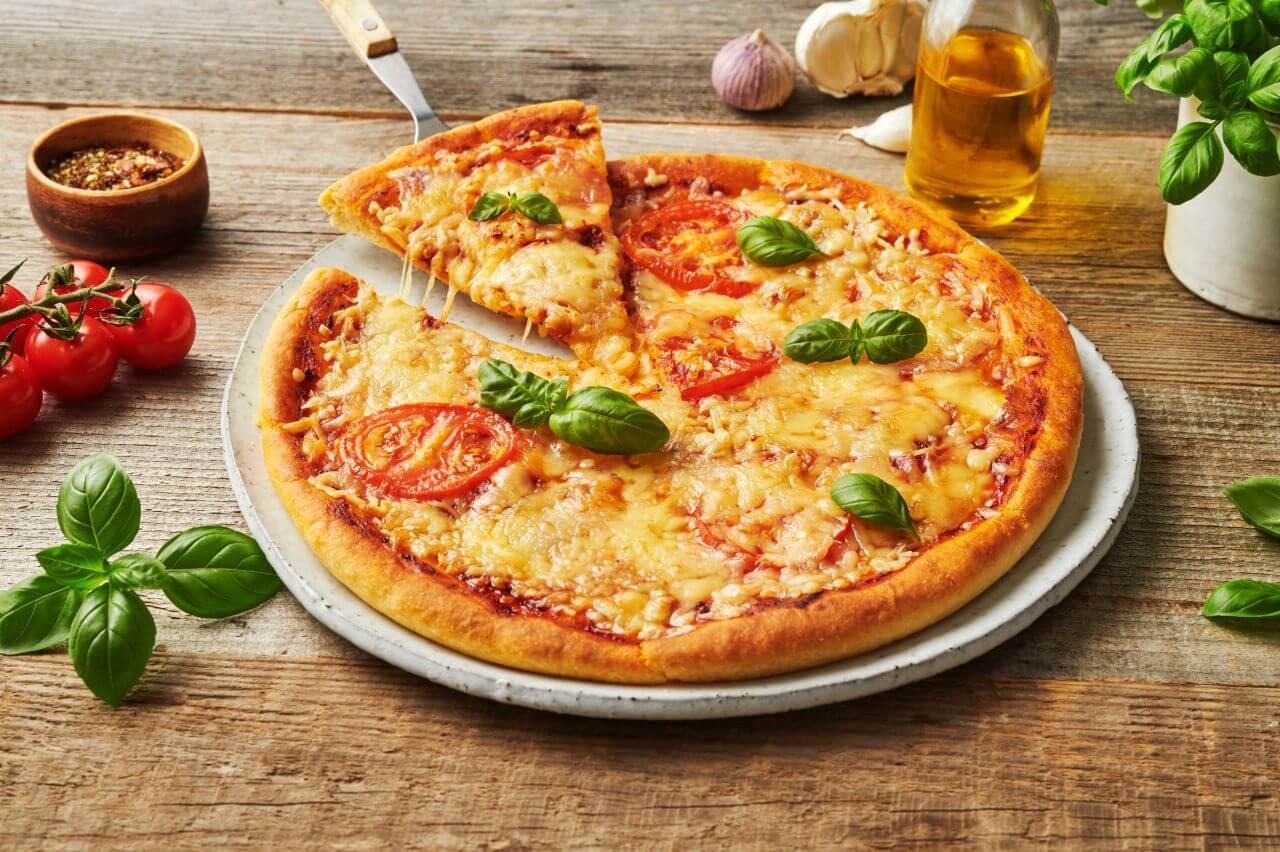 Käsepizza mit Grillgemüse, Schinken und Rucola