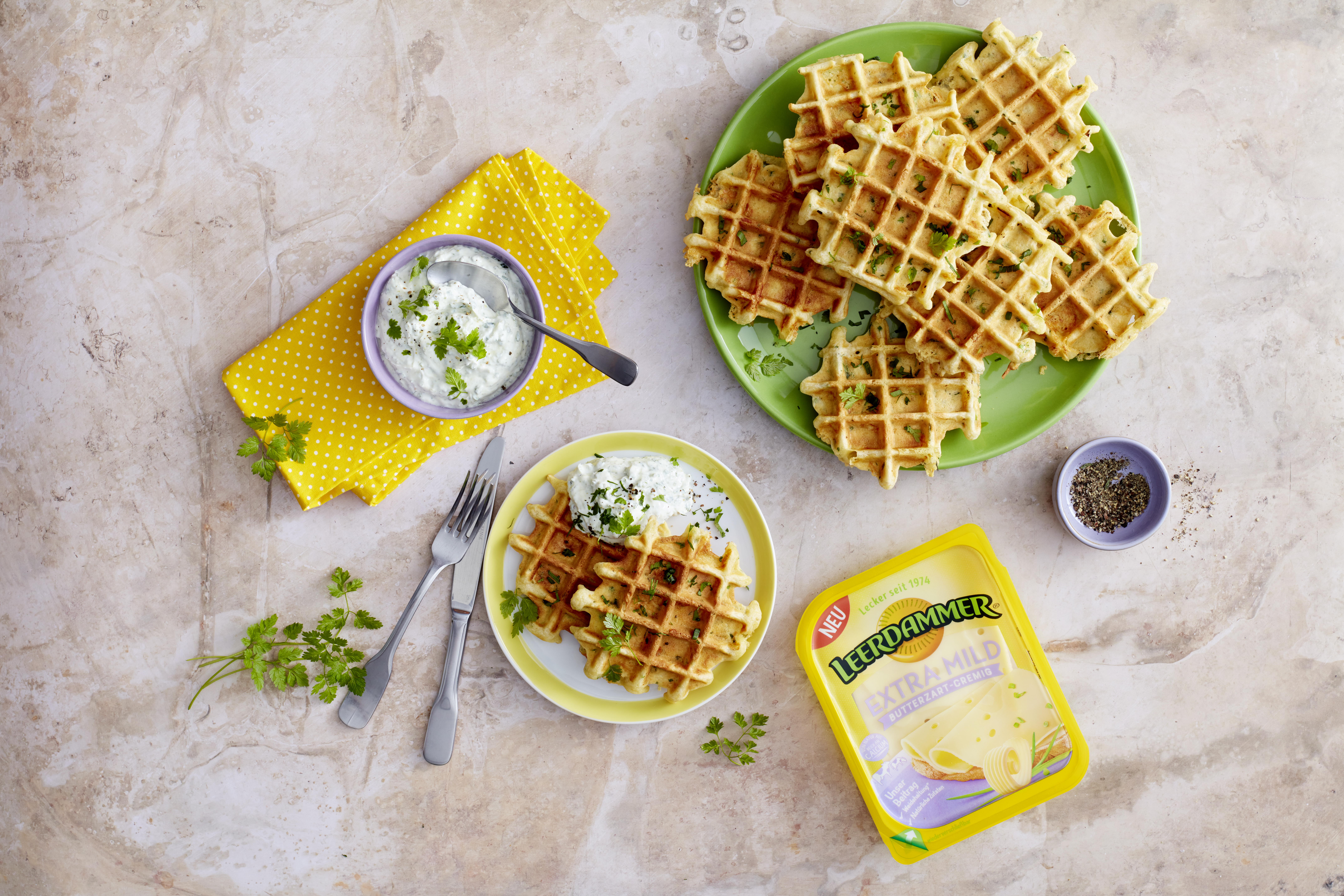 Waffle al Leerdammer con salsa di quark alle erbe