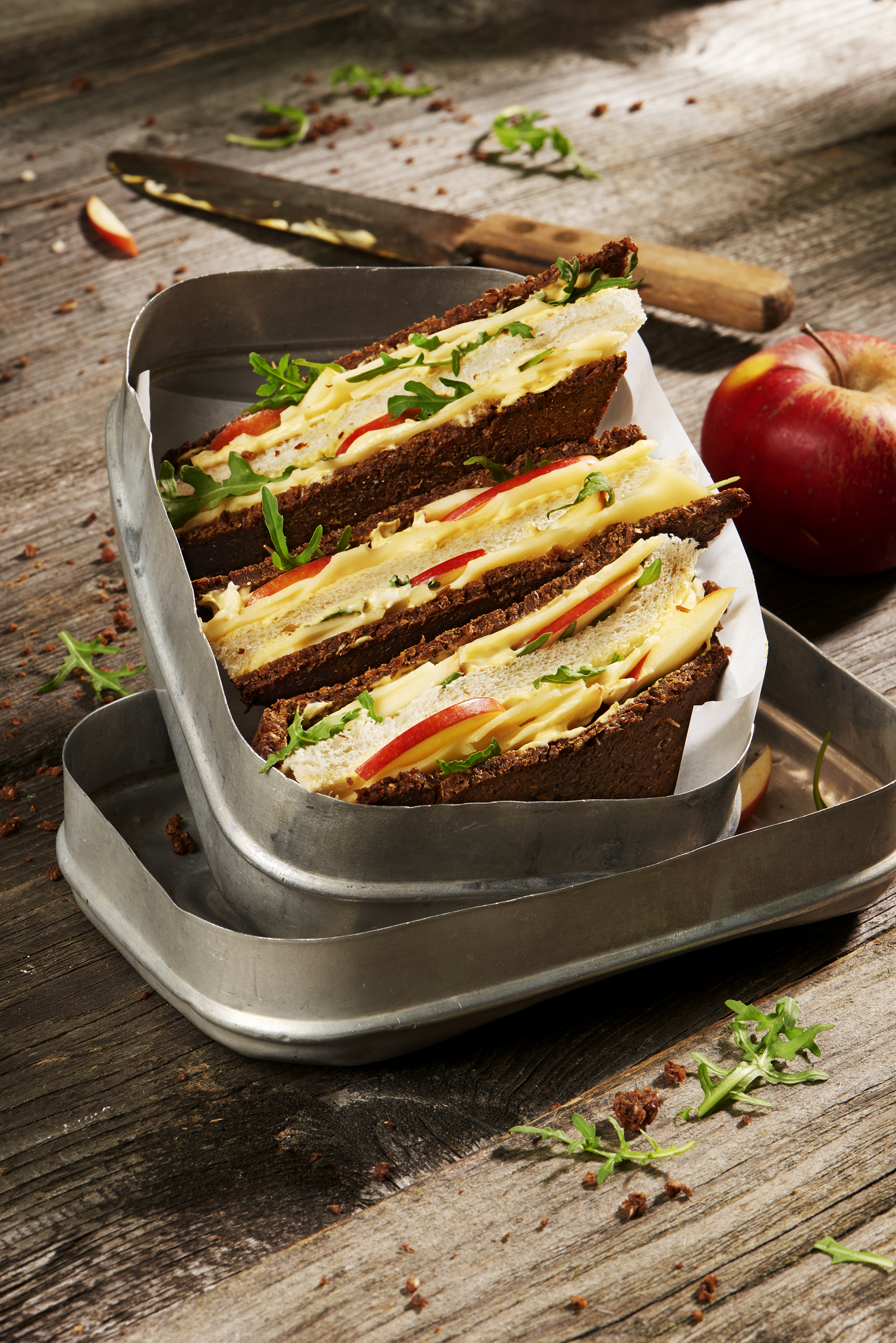 Sandwich zebrato con pane di segale e pane bianco