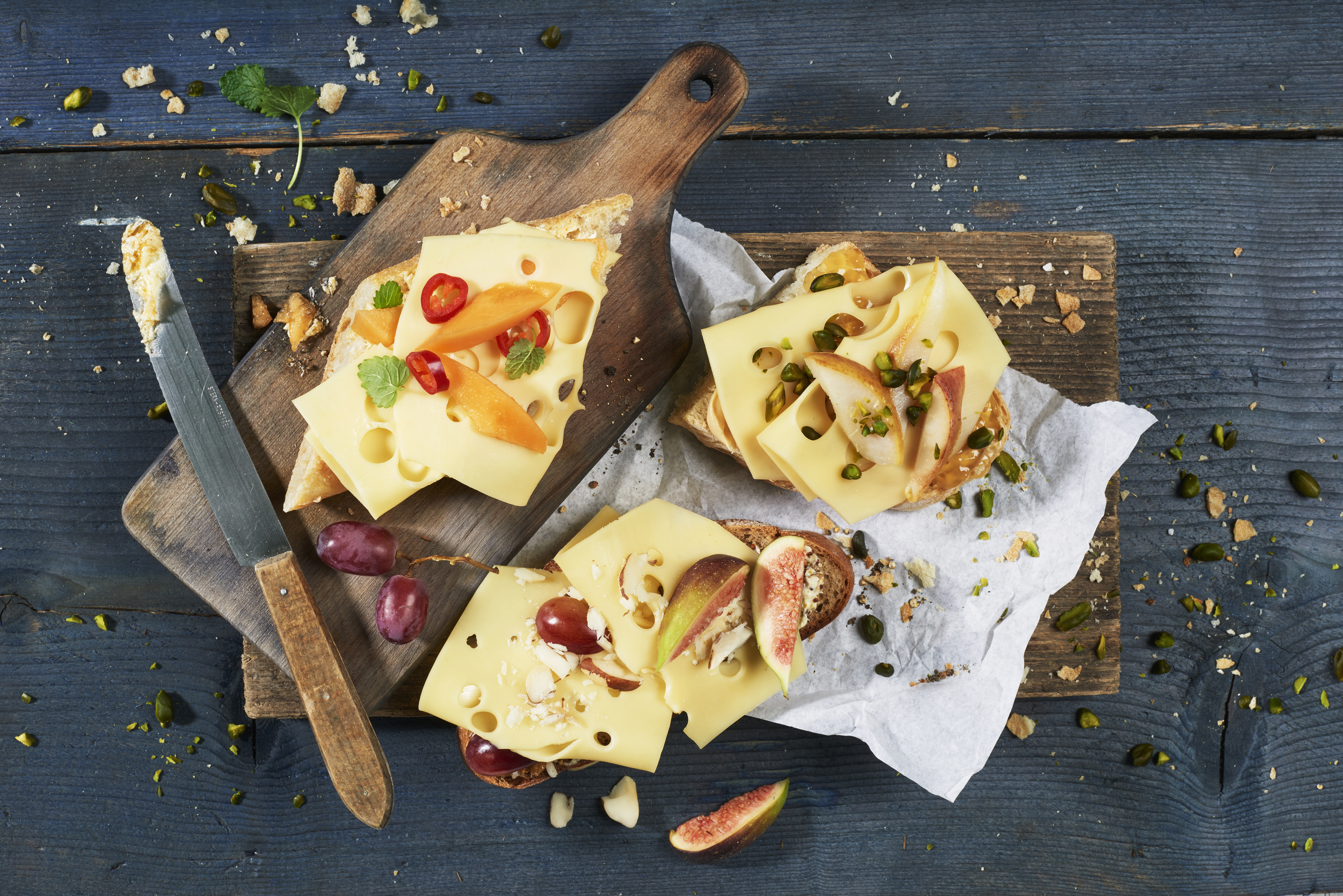 Käsebrot mit Feigen und Trauben