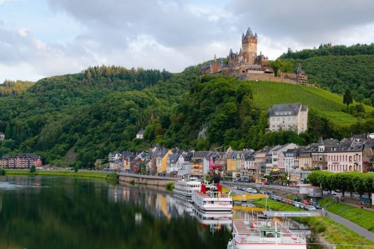 the town of Cochem with the castle on the hill behind and the river to the front