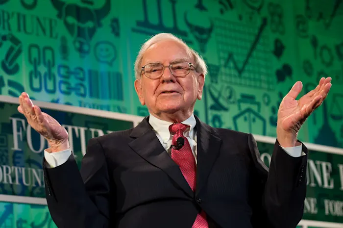 Berkshire Hathaway's $380 Billion Cash Pile: What It Signals for Investors