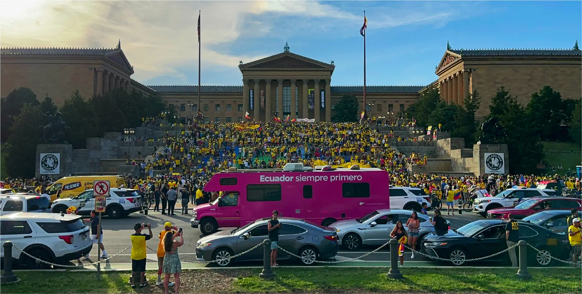 Bus ecuador siempre primero magenta