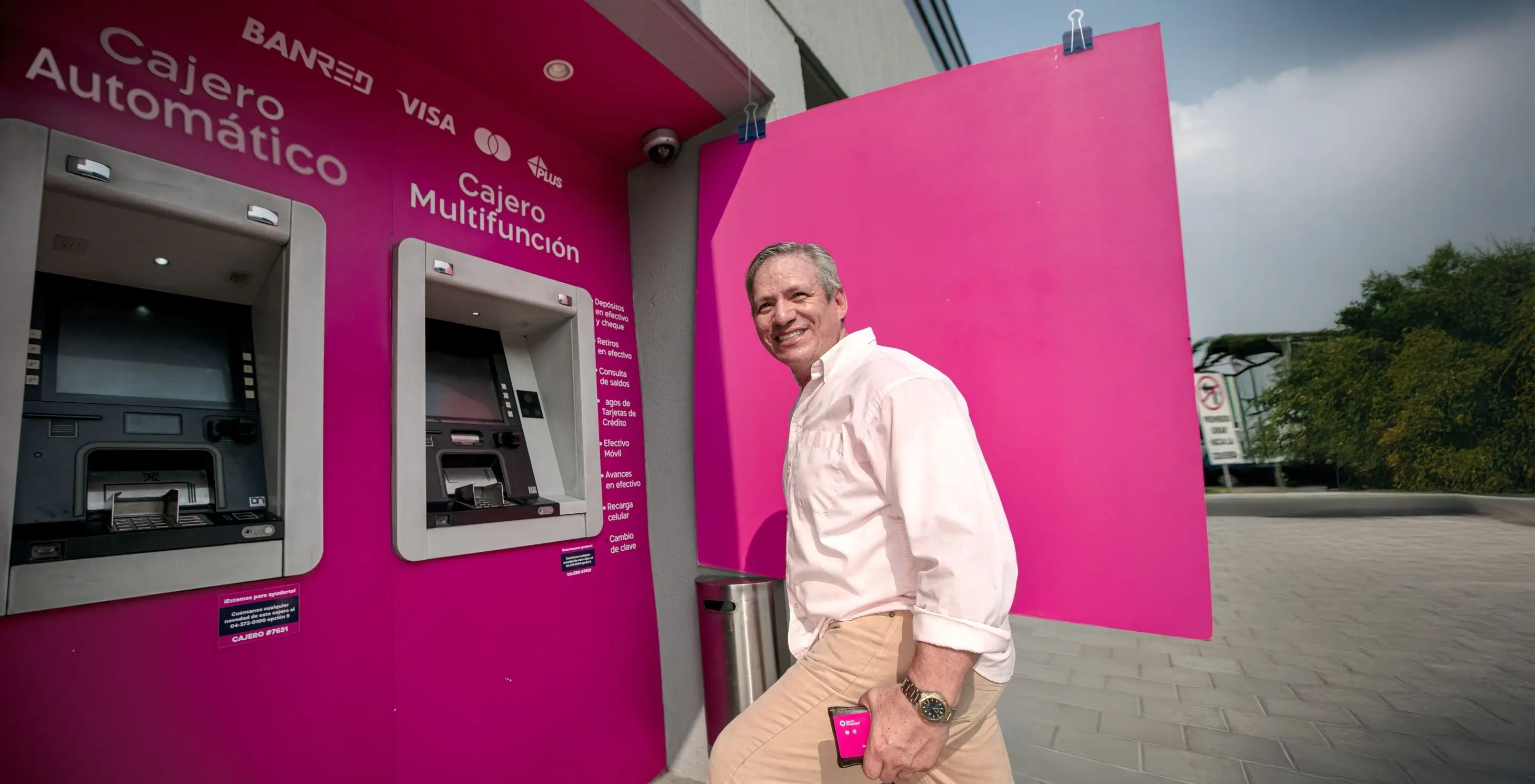 hombre cajero magenta