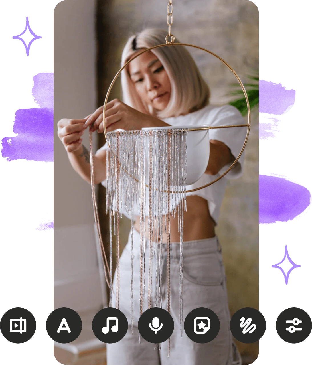 ผู้หญิงกำลังสร้างสรรค์งานศิลปะลูกปัดแขวน