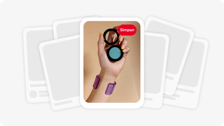 Pin yang menampilkan tangan memegang wadah eyeshadow terbuka, dengan setumpuk Pin hitam-putih di belakang gambar eyeshadow.