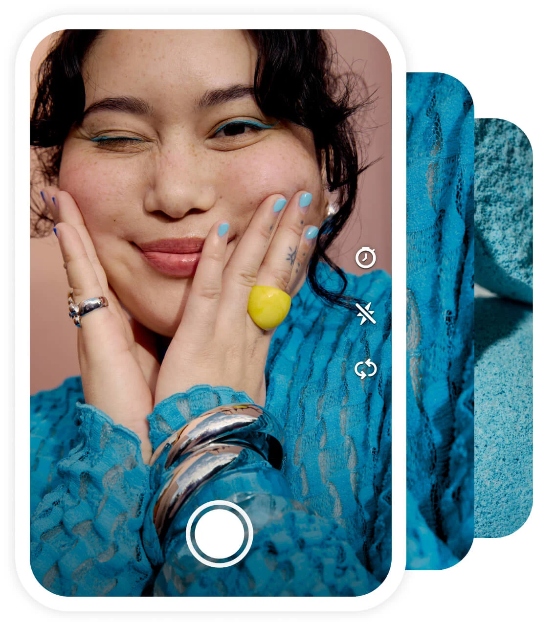 Những người phụ nữ đang cắm hoa trong tiệm với lớp phủ khung hiển thị camera cách điệu