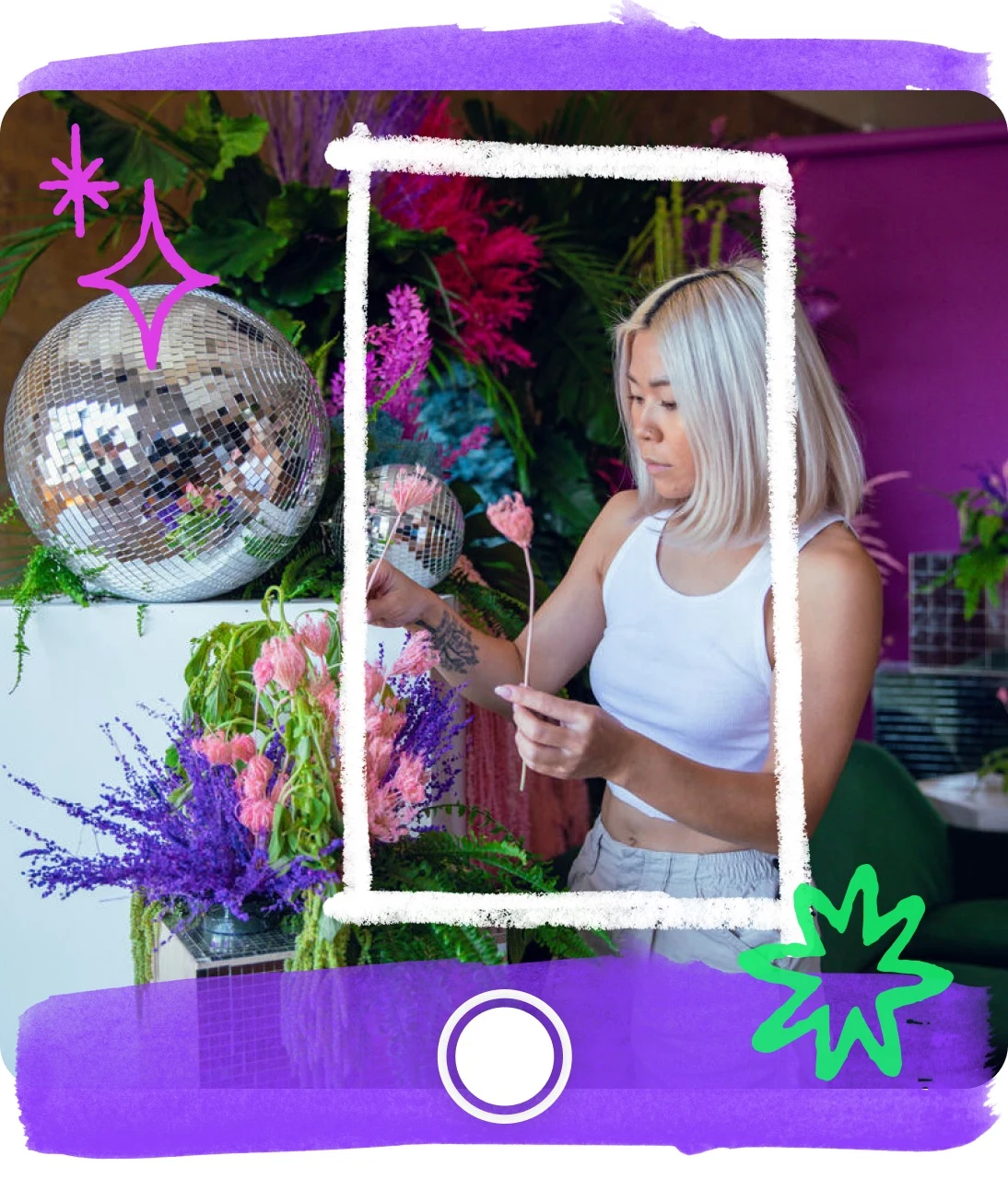 Femmes disposant des fleurs dans une boutique avec une surimpression de caméra stylisée