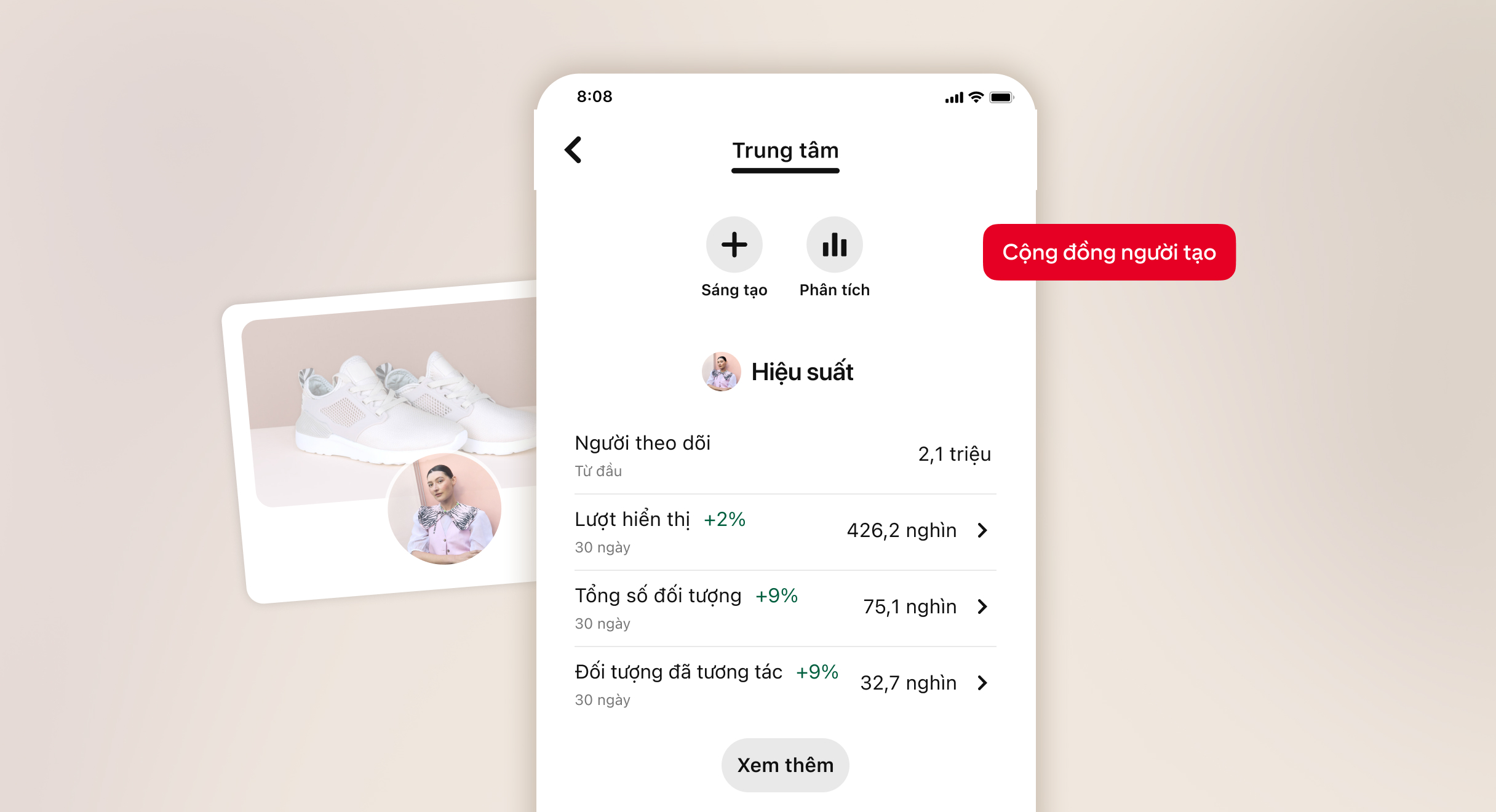 Bản xem trước Cộng đồng người tạo trên Pinterest hiện nút "Tạo" và "Phân tích", cùng phần tổng quan về hiệu quả (số người theo dõi, lượt hiển thị, tổng số đối tượng, đối tượng đã tương tác, nút "Xem thêm"). Nút cộng đồng người tạo màu đỏ chồng lên trên.