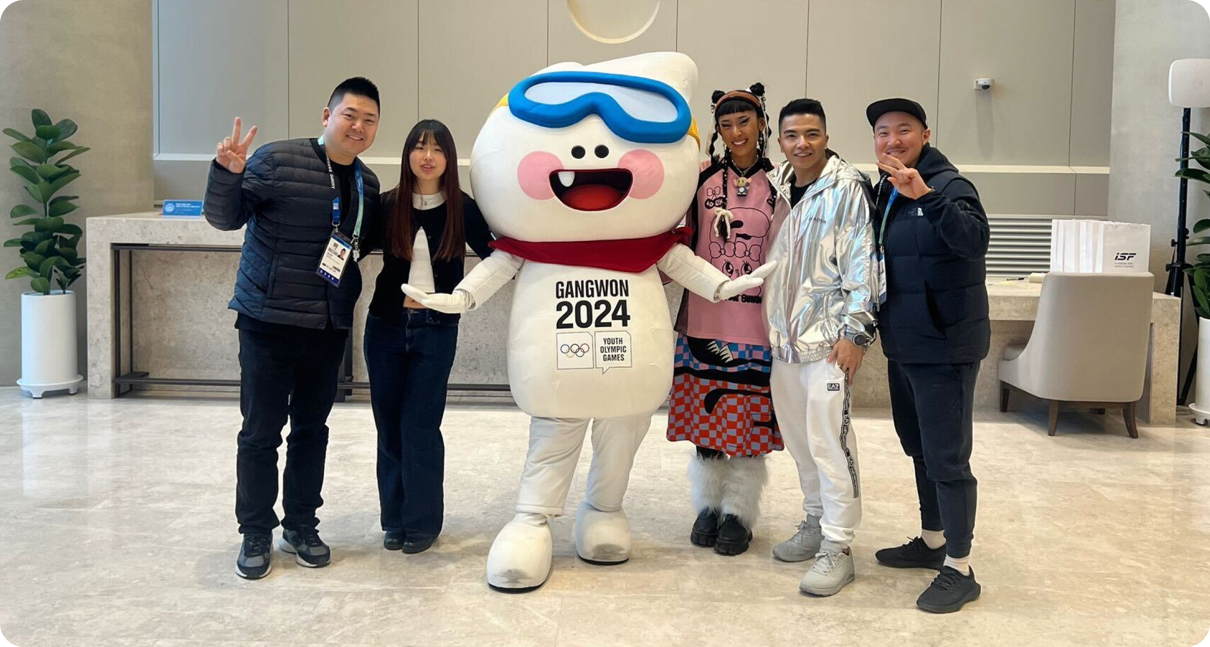 Foto dei creator con la mascotte ai Giochi olimpici giovanili invernali