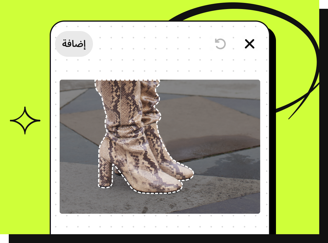 صورة مقربة لمنشور يظهر شخصًا يرتدي حذاءً فضيًا بكعب عالٍ، مرصعًا بالكريستال اللامع وشرائط رفيعة، مع خطوط مقطّعة ومنقّطة حول الحذاء.