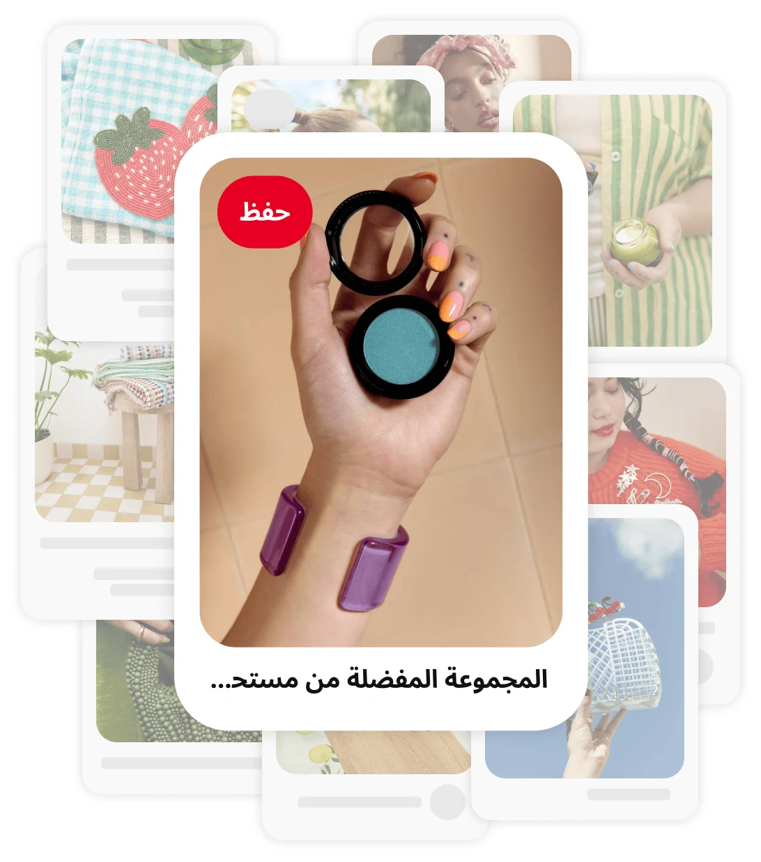 امرأة ترتدي سوارًا أرجوانيًا ضخمًا تمسك علبة ظلال عيون زرقاء أمام مجموعة كولاج منشورات خافتة