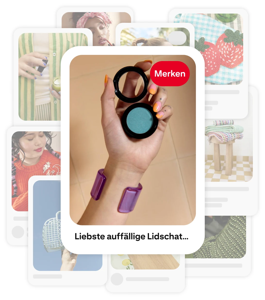 eine Hand mit einem klobigen violetten Armband, die ein Pfännchen mit blauem Lidschatten hält, vor einer verblichenen Collage mit Pins