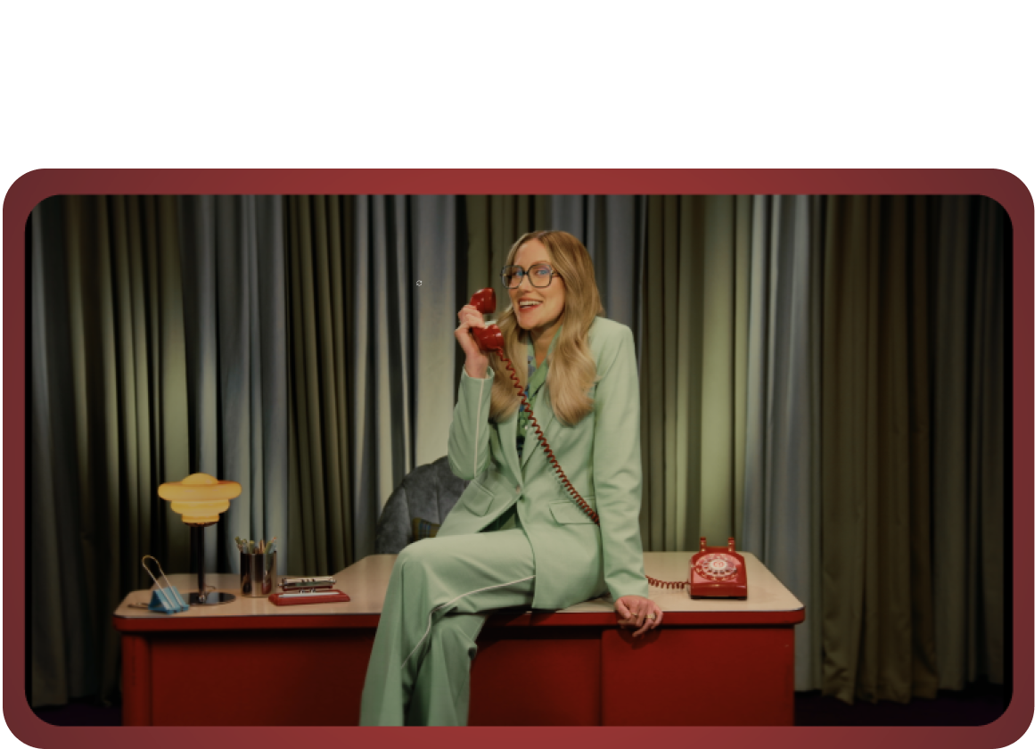 Moderator*in des Pinterest Creator Day telefoniert mit Festnetztelefon