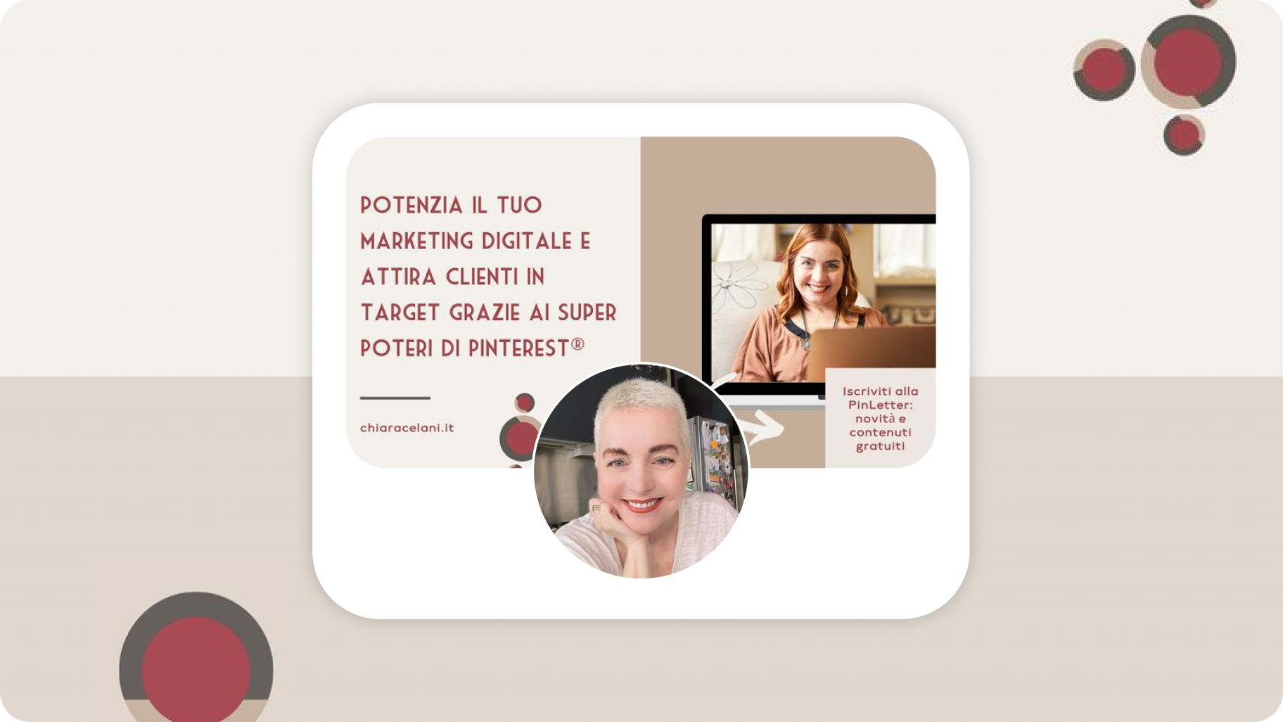 Un fondo color tostado y beige con la foto de perfil y la imagen de portada de la creadora Chiara Celani superpuestas. Chiara, quien lleva el cabello rapado en color rubio decolorado, sonríe a la cámara frente a su declaración de intenciones en italiano.