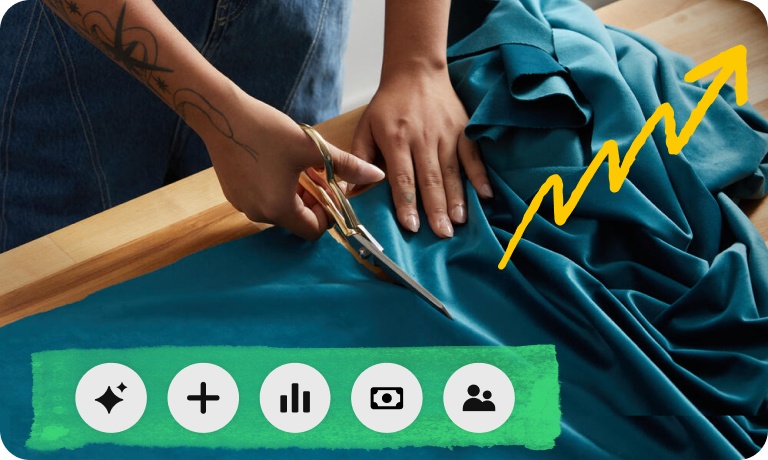 Foto close-up seseorang memotong kain warna teal