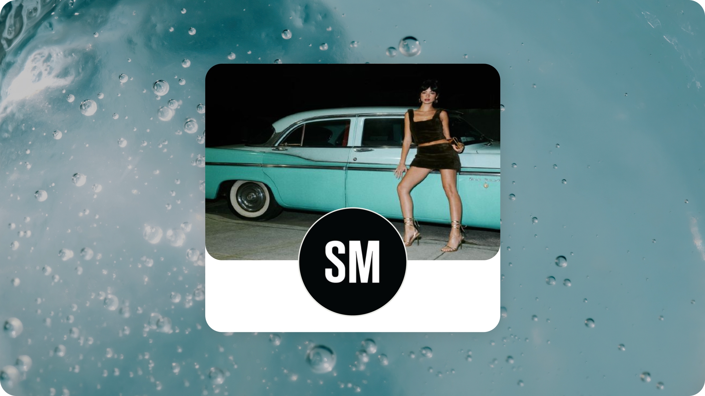Imagen de perfil de Steve Madden (con las letras “S” y “M” en color blanco sobre fondo negro) superpuesta a una imagen de una mujer con tacones, camiseta sin mangas y minifalda, de pie frente a un auto clásico turquesa. 