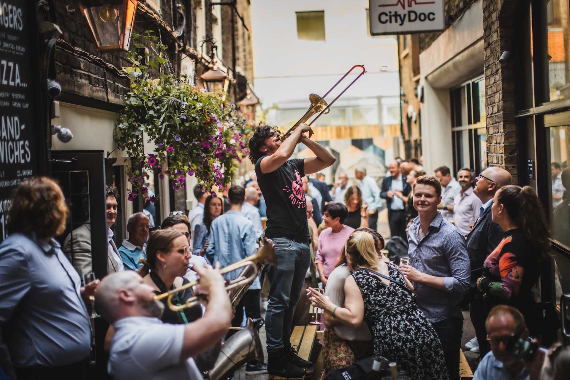Live music bar in London Bridge