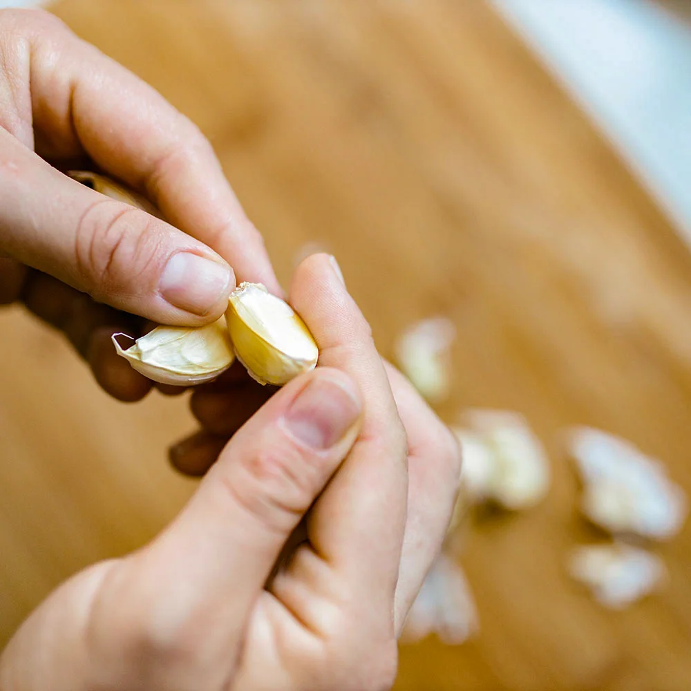 Garlic benefits: crush, chop, or mash garlic to unleash them - Desktop Image