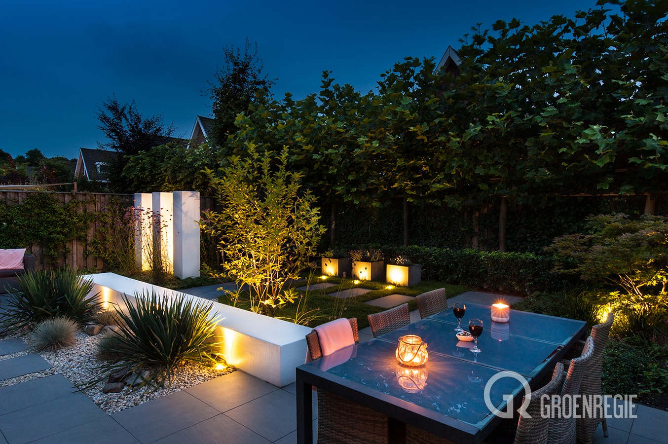 Moderne-achtertuin-in-Best-Groenregie-stuclook-tuinmuur-en-palenwand