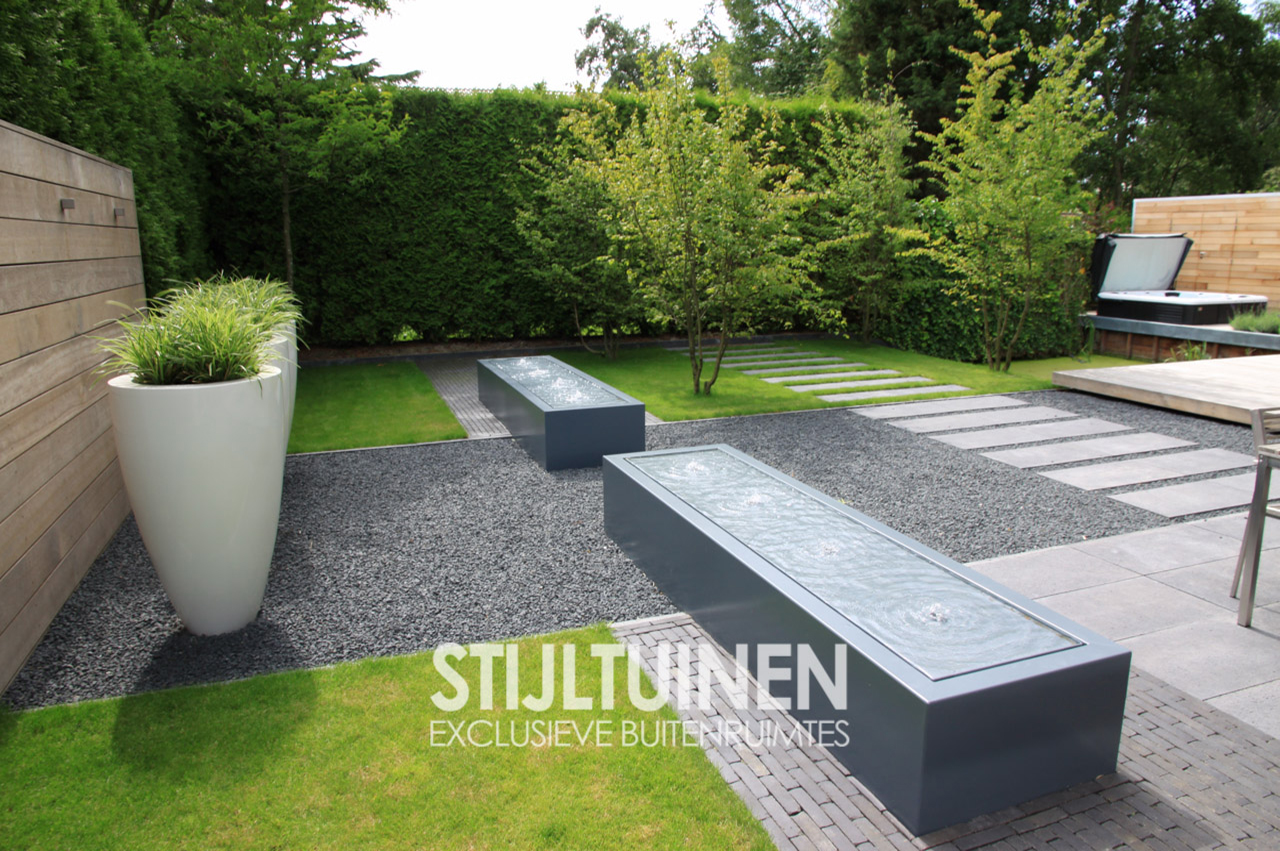 Moderne-tuin-in-Leiderdorp-Groenregie-ontwerp-Stijltuinen-watertafels-jacuzzi