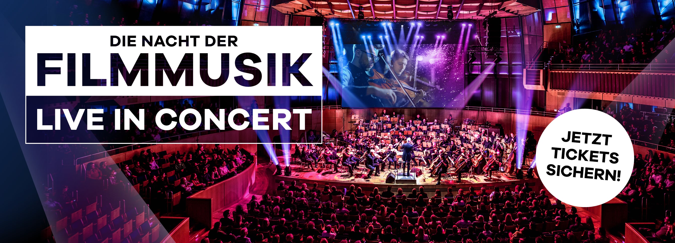 Großes Orchester spielt Filmmusik auf Konzertbühne, Publikum sitzt im modernen Konzertsaal 