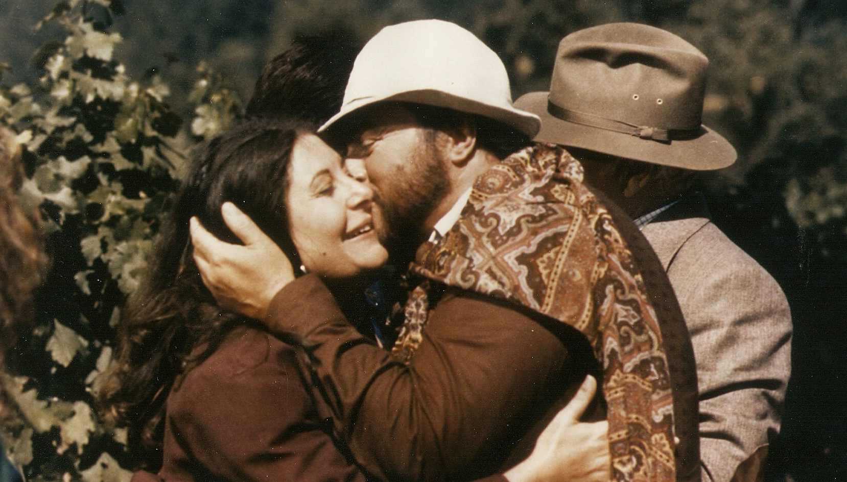 Luciano Pavarotti umarmt Karen Kondazian 