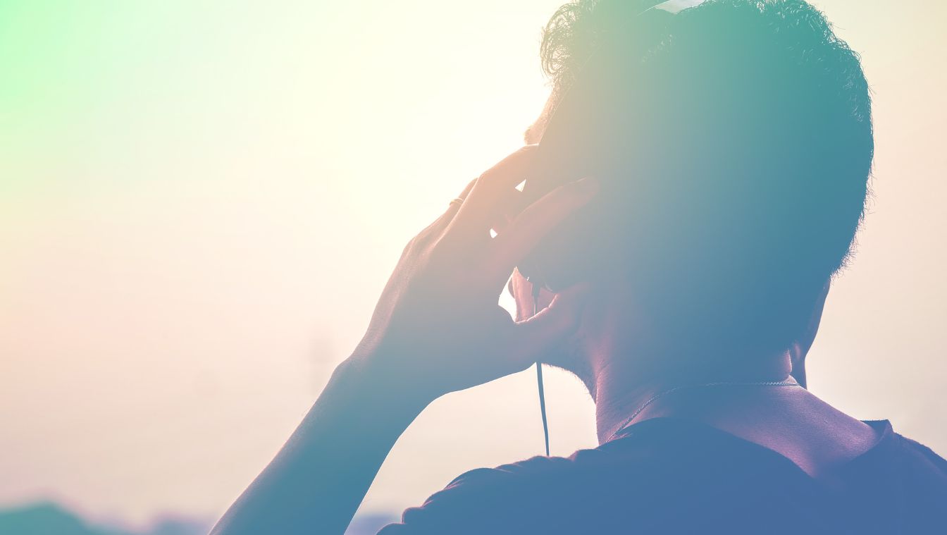 Mann, der House Beats Music hört